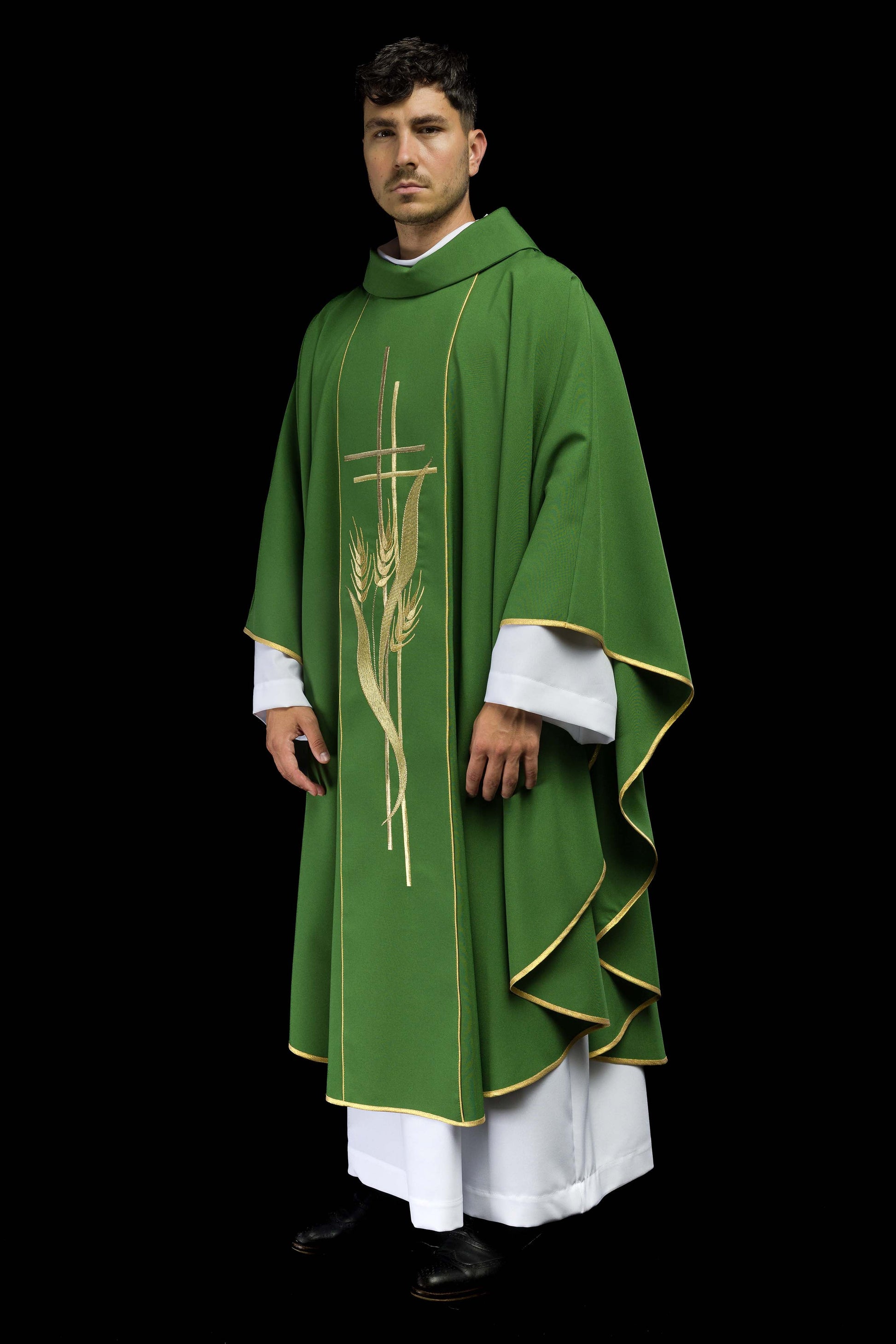 Grünes Messgewand, bestickt mit Kreuz- und Ährenmotiven