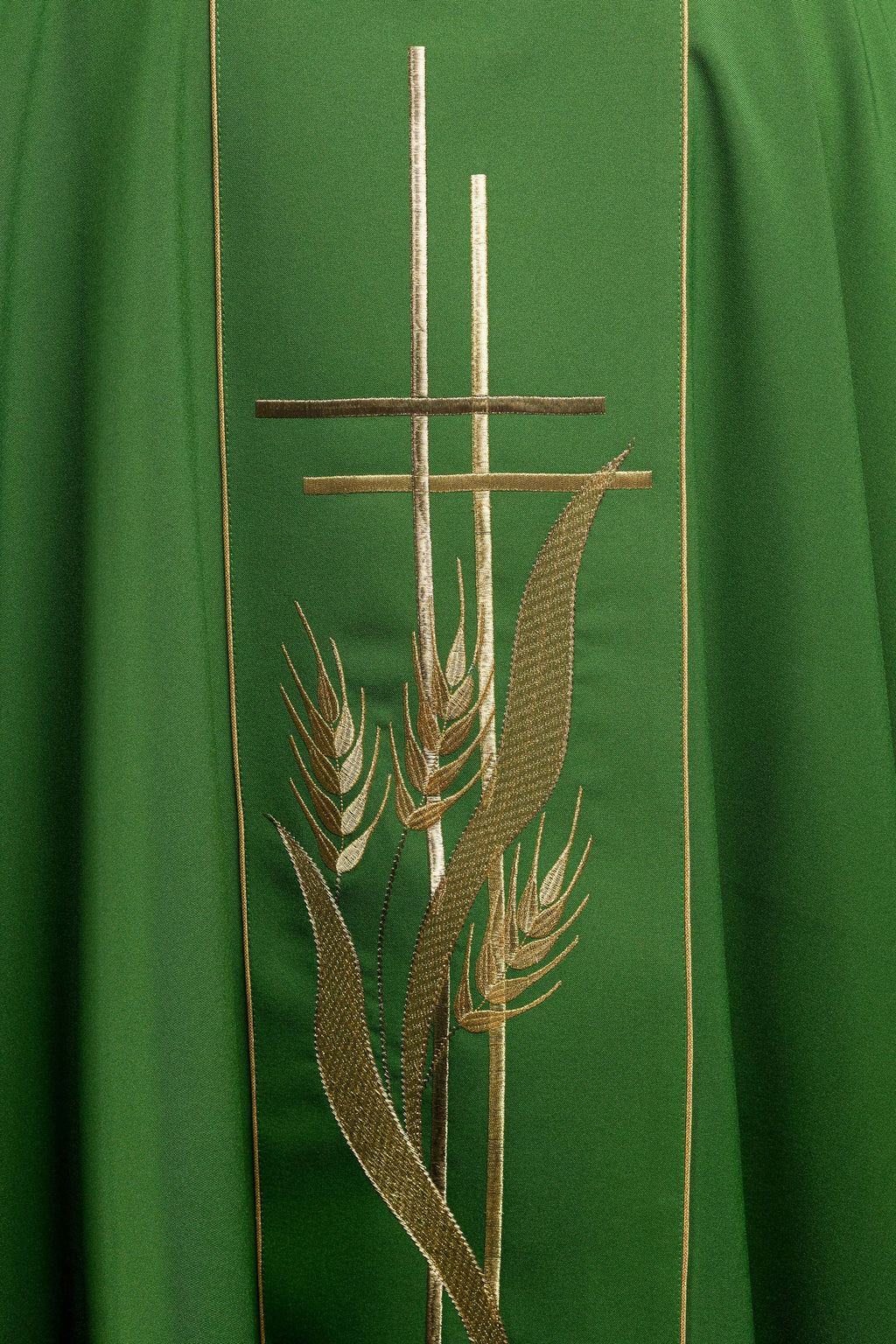 Grünes Messgewand, bestickt mit Kreuz- und Ährenmotiven