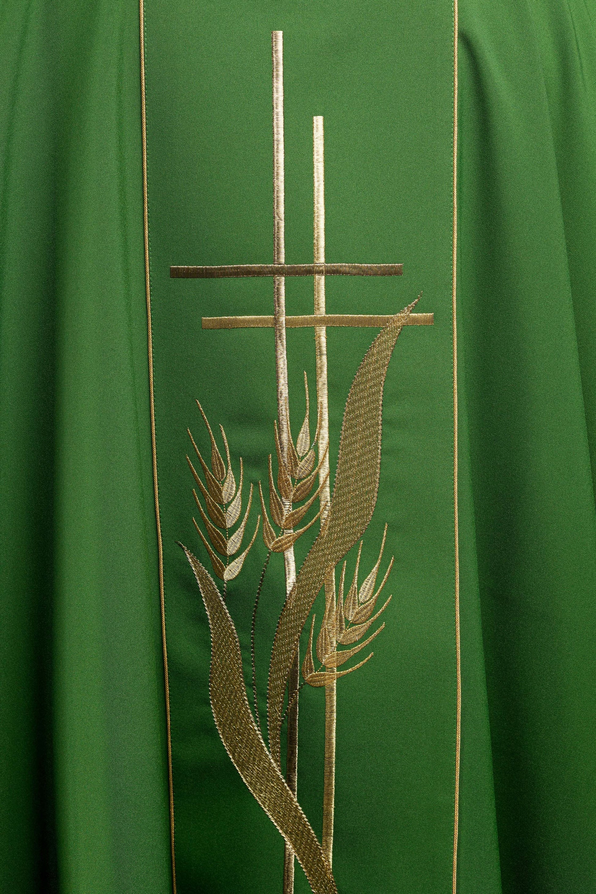 Grünes Messgewand, bestickt mit Kreuz- und Ährenmotiven