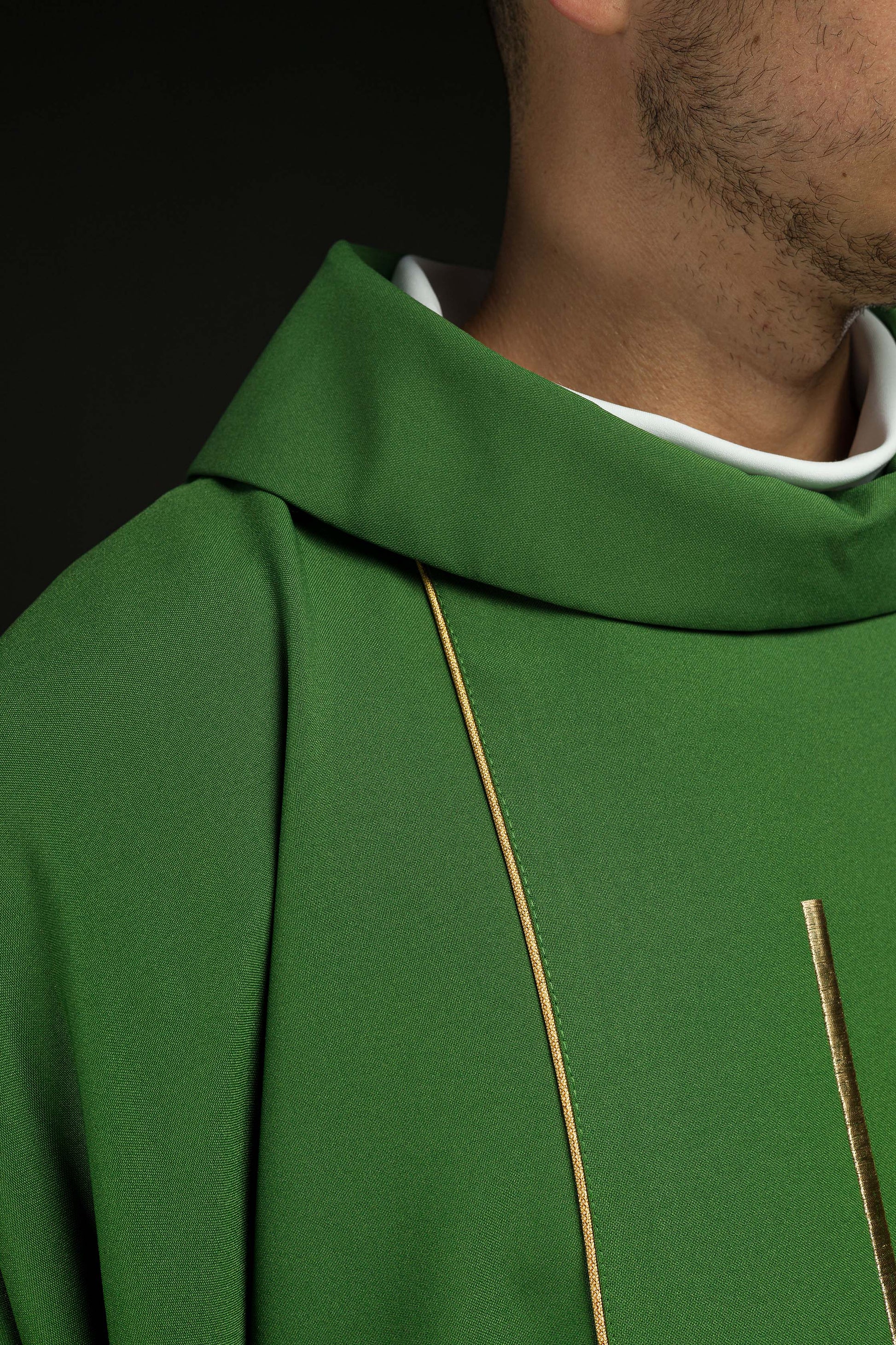 Grünes Messgewand, bestickt mit Kreuz- und Ährenmotiven