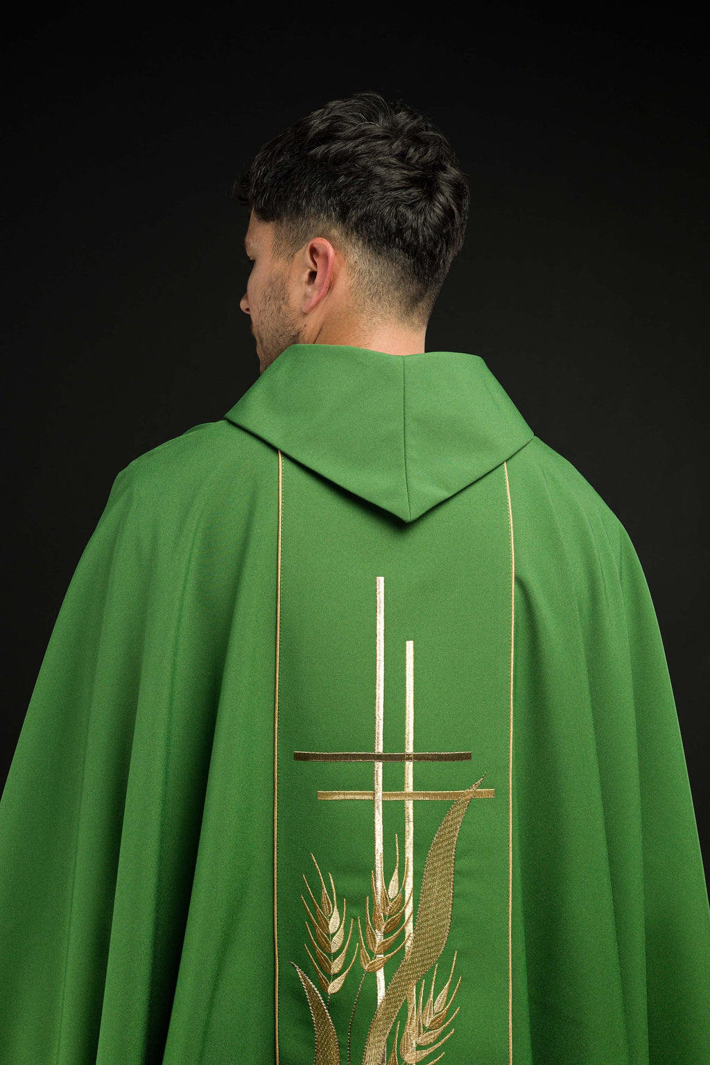 Grünes Messgewand, bestickt mit Kreuz- und Ährenmotiven
