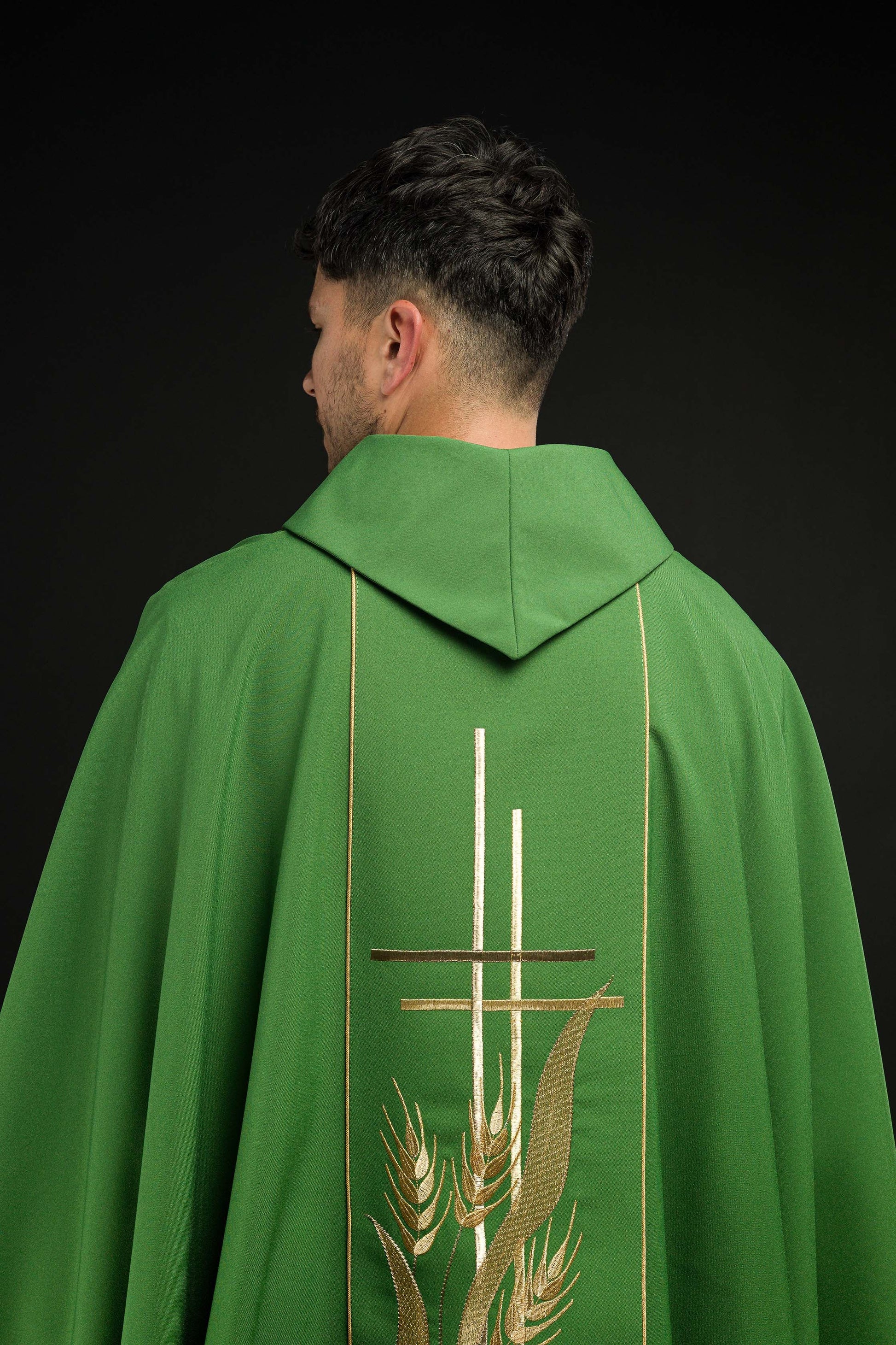 Grünes Messgewand, bestickt mit Kreuz- und Ährenmotiven