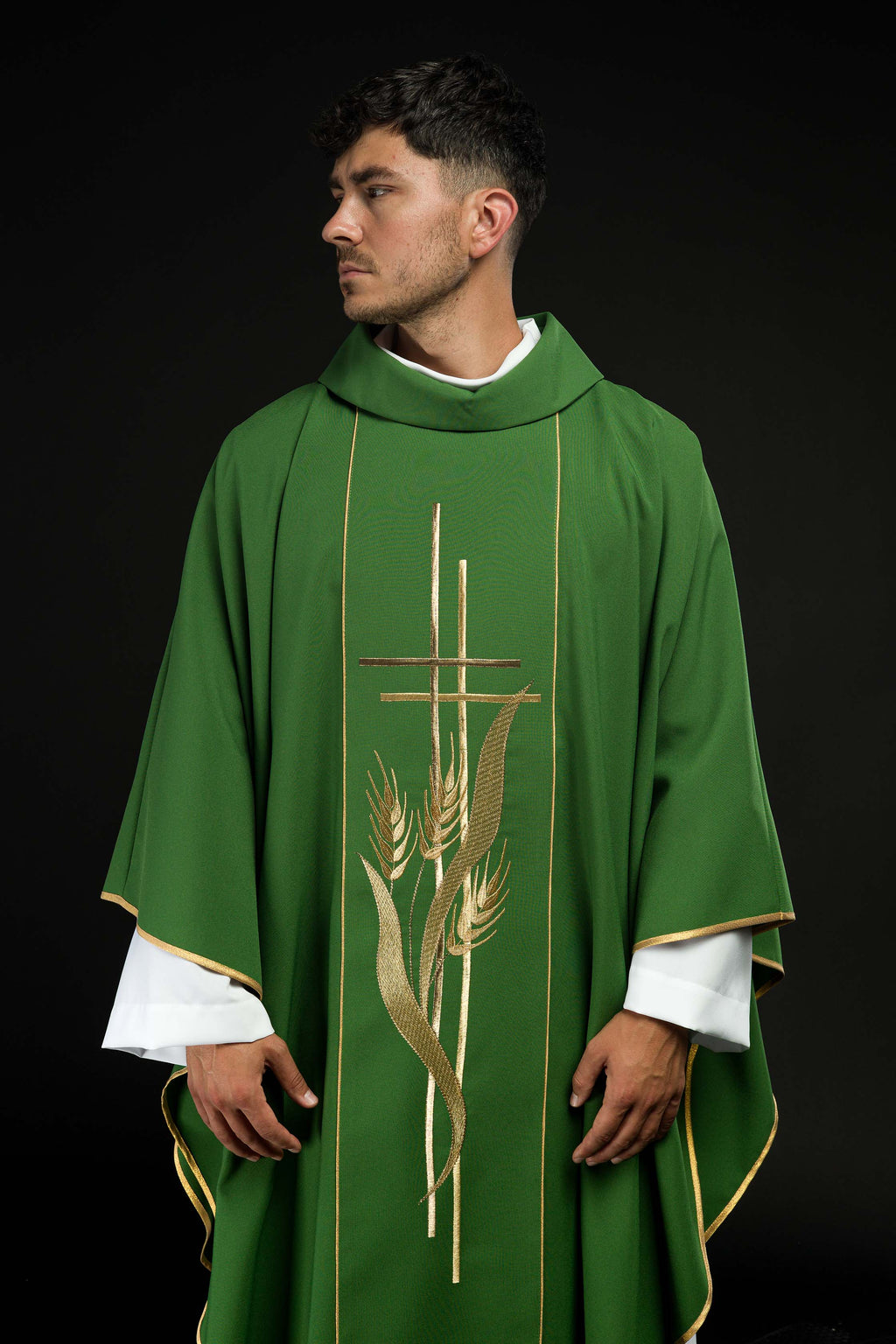 Grünes Messgewand, bestickt mit Kreuz- und Ährenmotiven