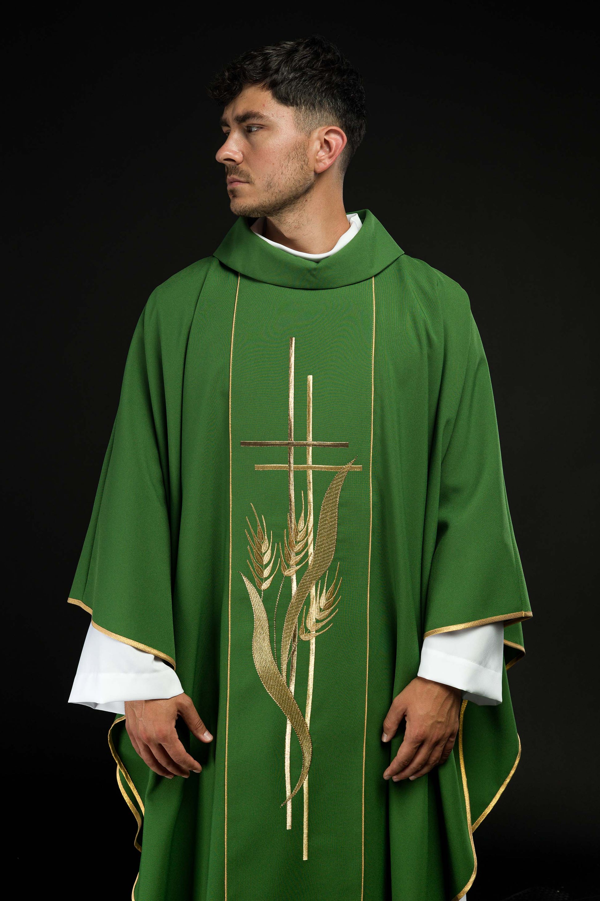 Grünes Messgewand, bestickt mit Kreuz- und Ährenmotiven