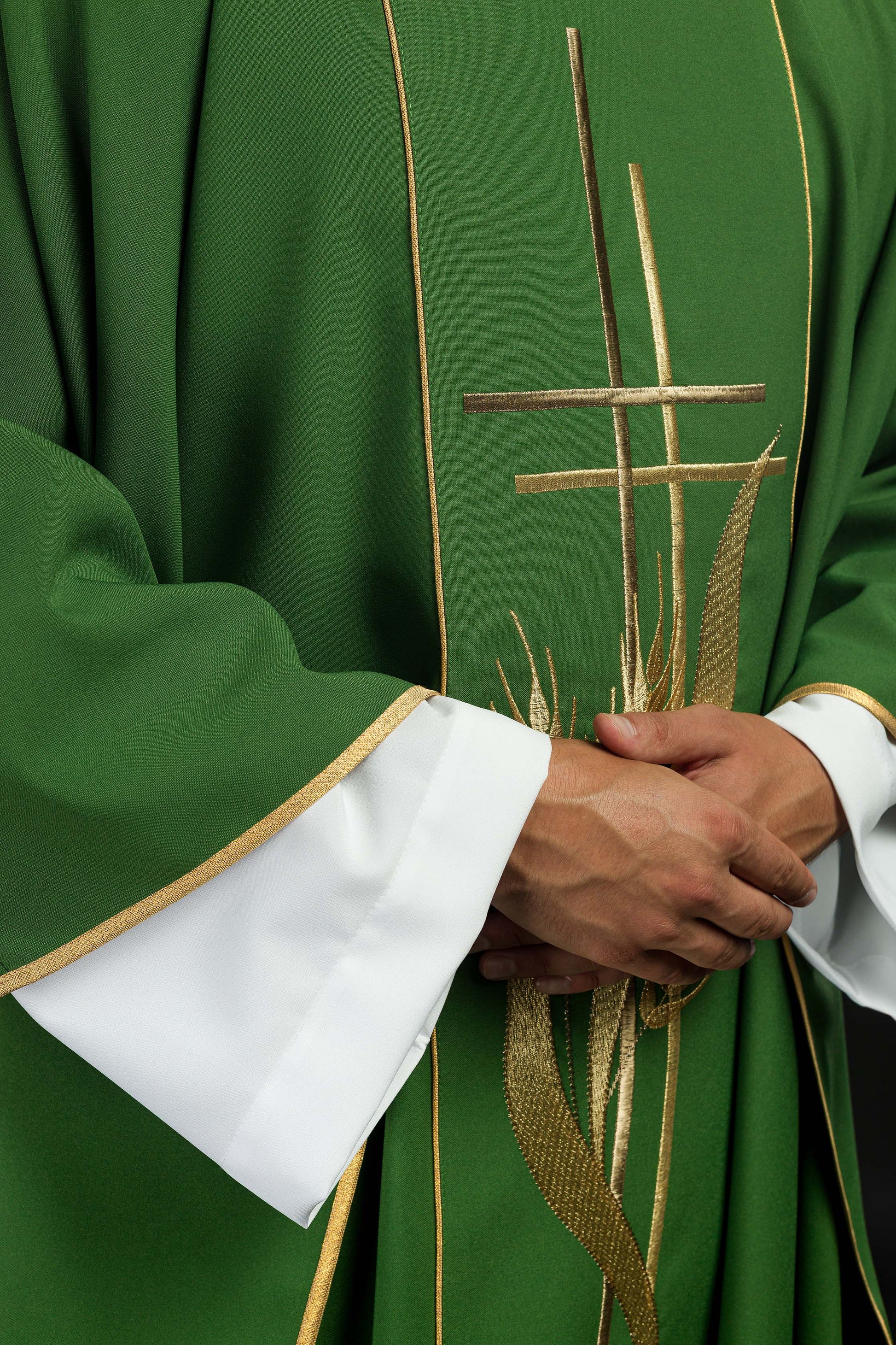 Grünes Messgewand, bestickt mit Kreuz- und Ährenmotiven