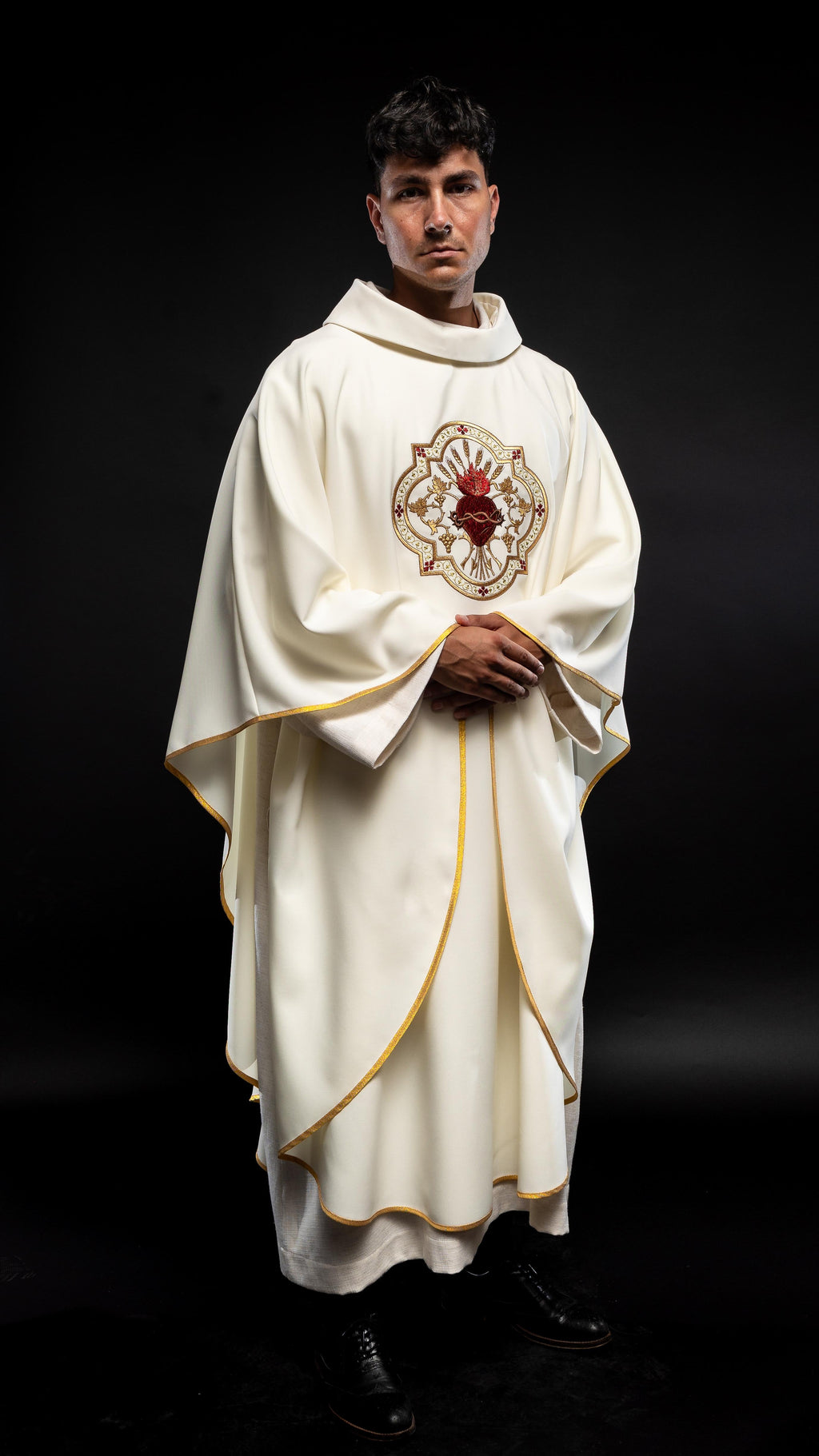 Messgewand mit breitem Kragen mit gesticktem NSPJ und eucharistischem Kelch