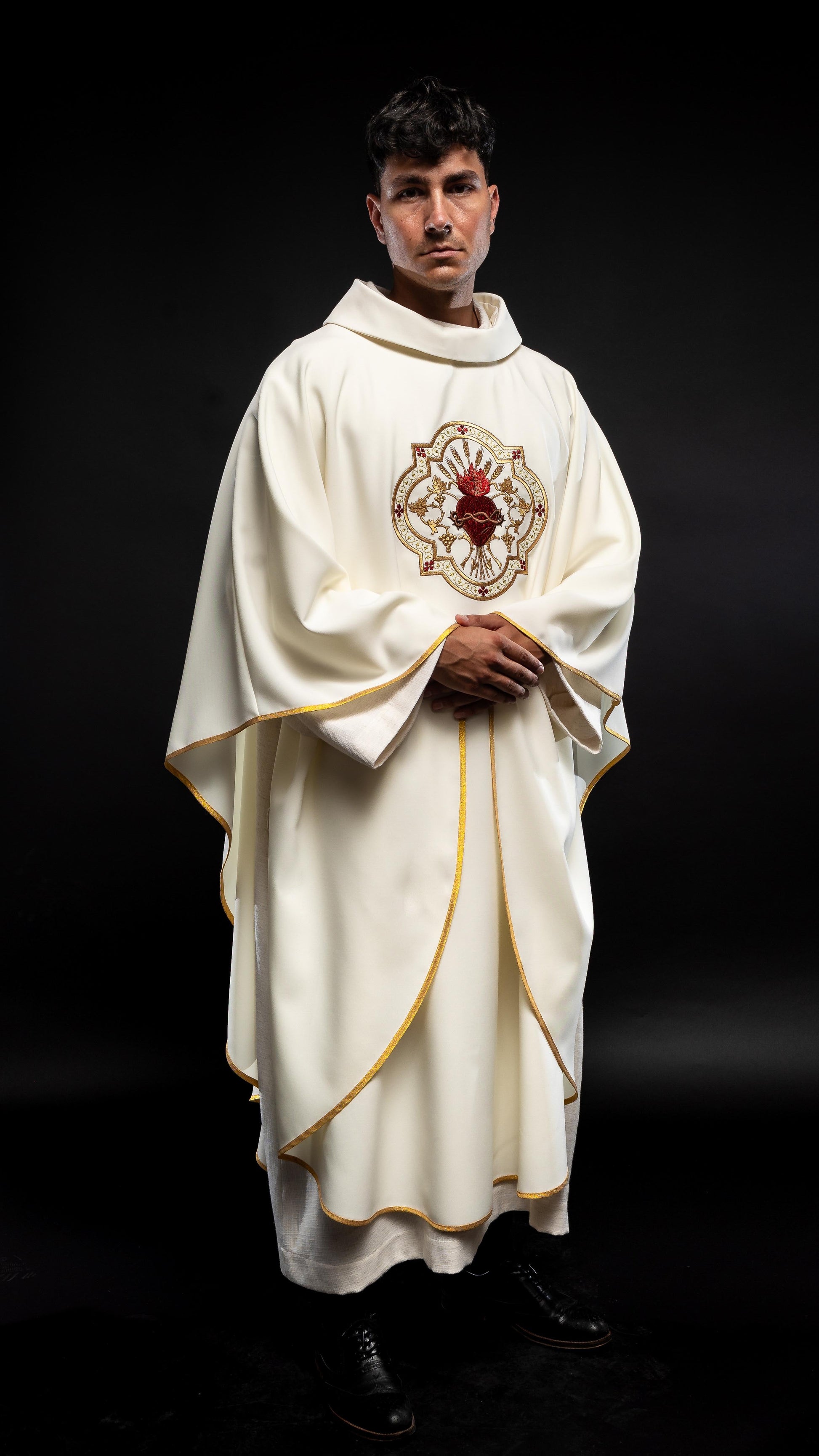 Messgewand mit breitem Kragen mit gesticktem NSPJ und eucharistischem Kelch