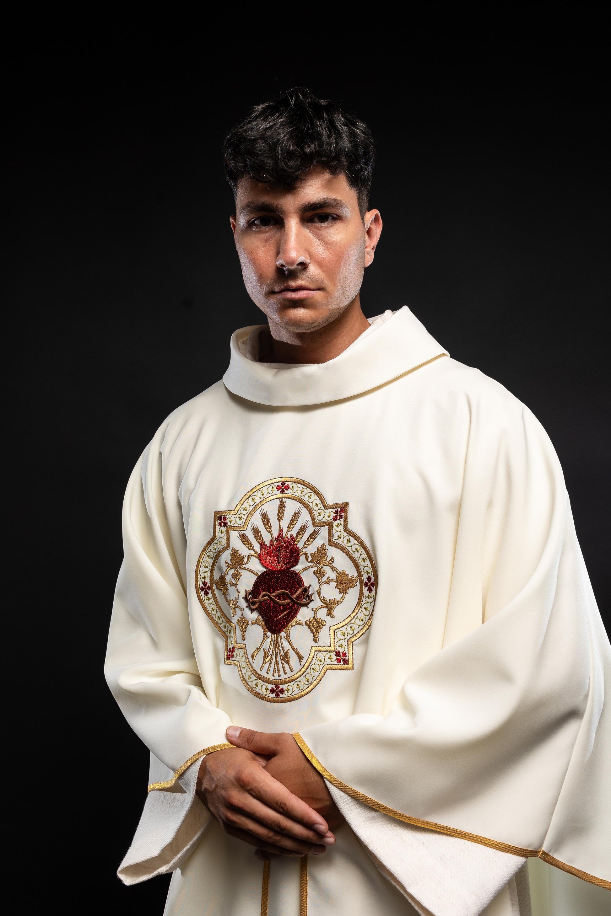 Messgewand mit breitem Kragen mit gesticktem NSPJ und eucharistischem Kelch