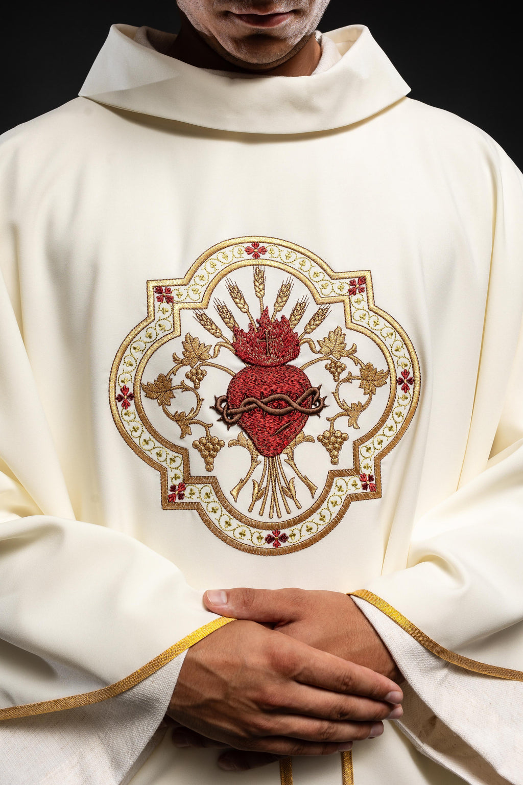Messgewand mit breitem Kragen mit gesticktem NSPJ und eucharistischem Kelch