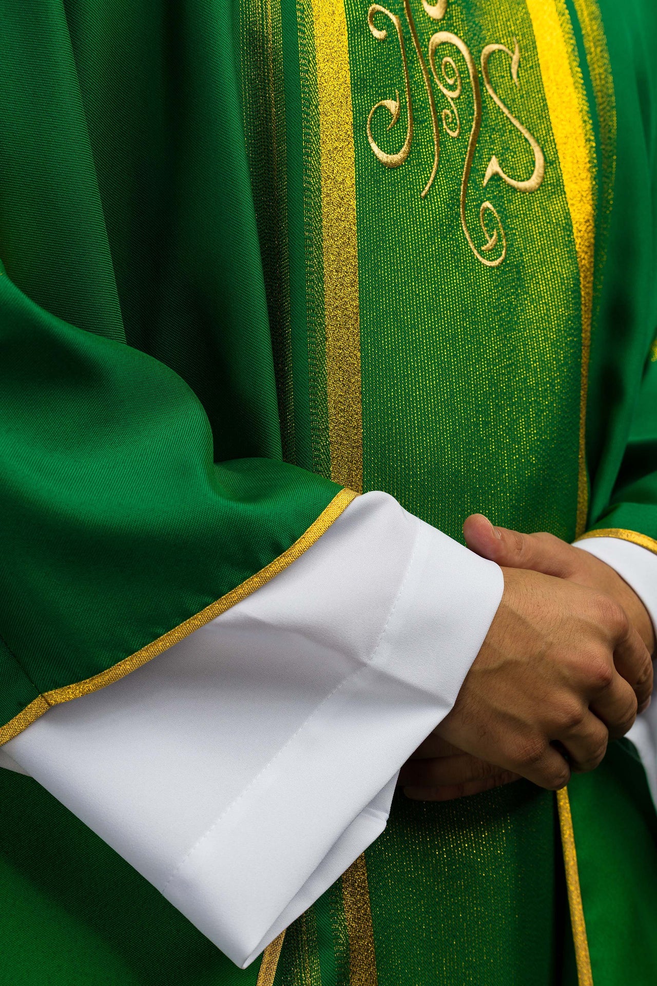 Grünes gesticktes Messgewand mit IHS-Motiv mit Vergoldung