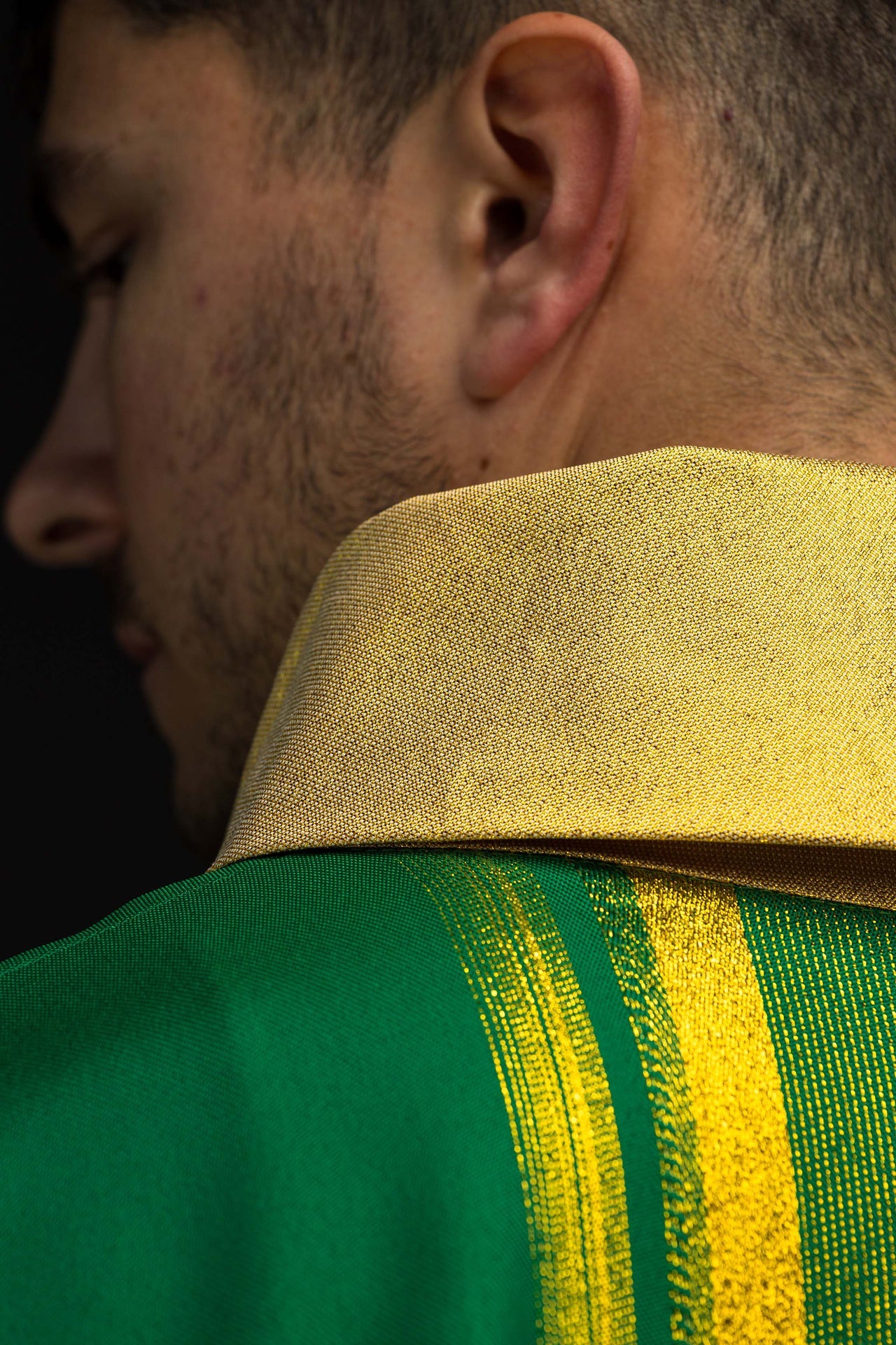 Grünes gesticktes Messgewand mit IHS-Motiv mit Vergoldung