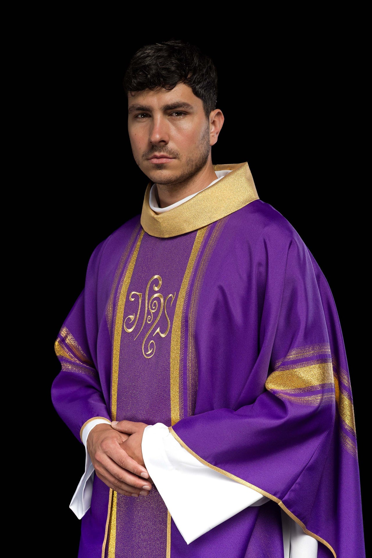 Fioletowy ornat haftowany z wzorem IHS ze złoceniami - ORNATY.PL