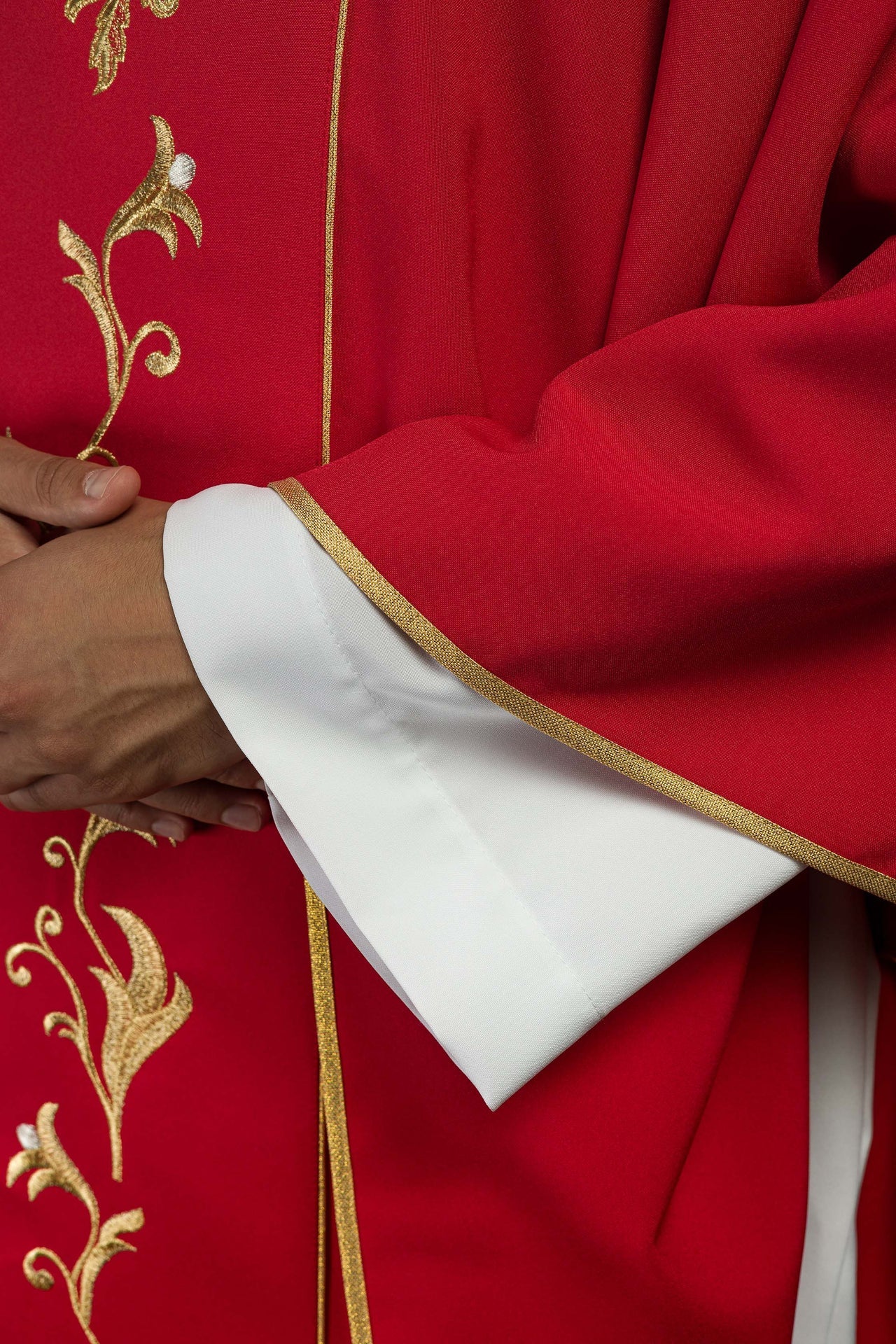 Czerwony Ornat haftowany IHS ze zdobieniami - ORNATY.PL