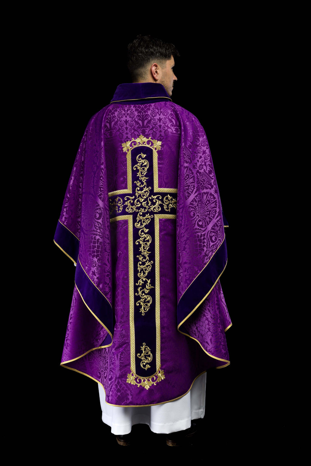 Lila Messgewand, bestickt mit dem Muster von Jesus Christus