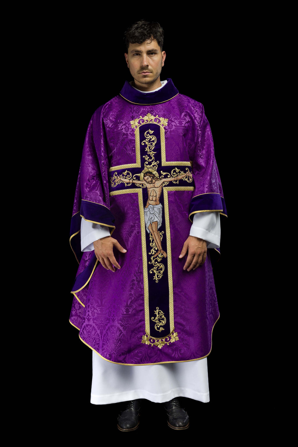 Lila Messgewand, bestickt mit dem Muster von Jesus Christus