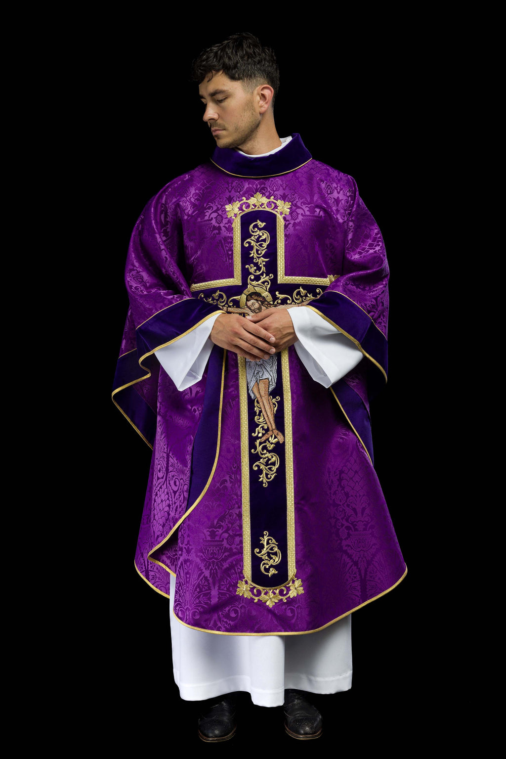 Lila Messgewand, bestickt mit dem Muster von Jesus Christus