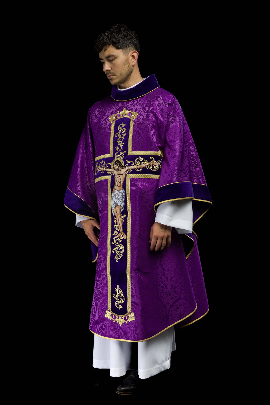 Lila Messgewand, bestickt mit dem Muster von Jesus Christus