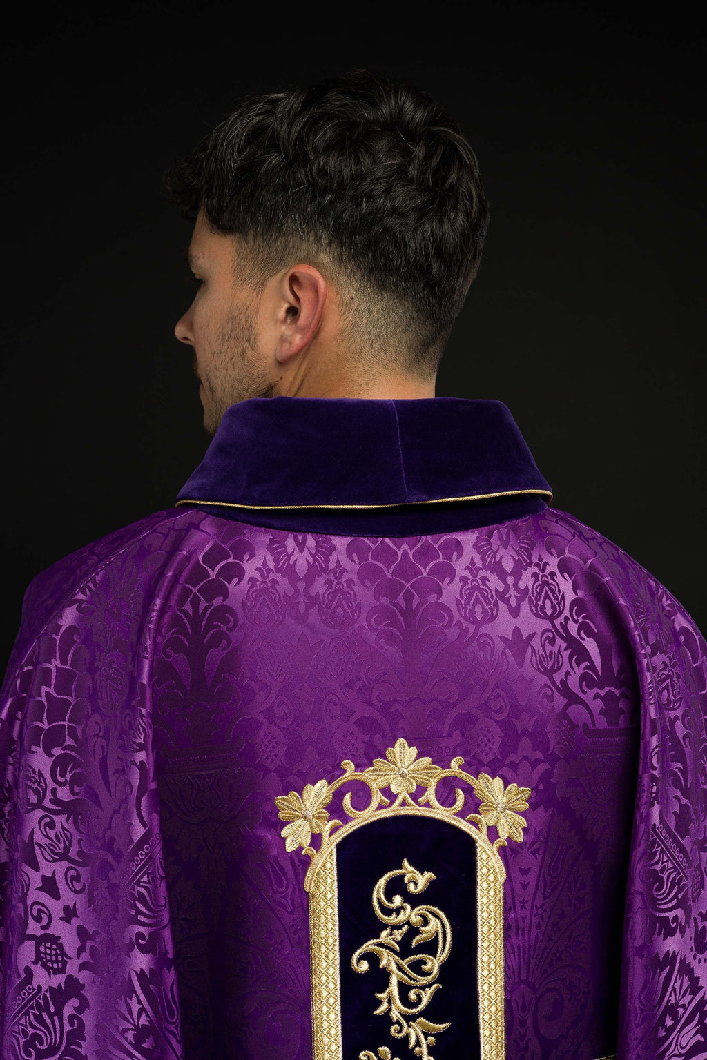 Lila Messgewand, bestickt mit dem Muster von Jesus Christus