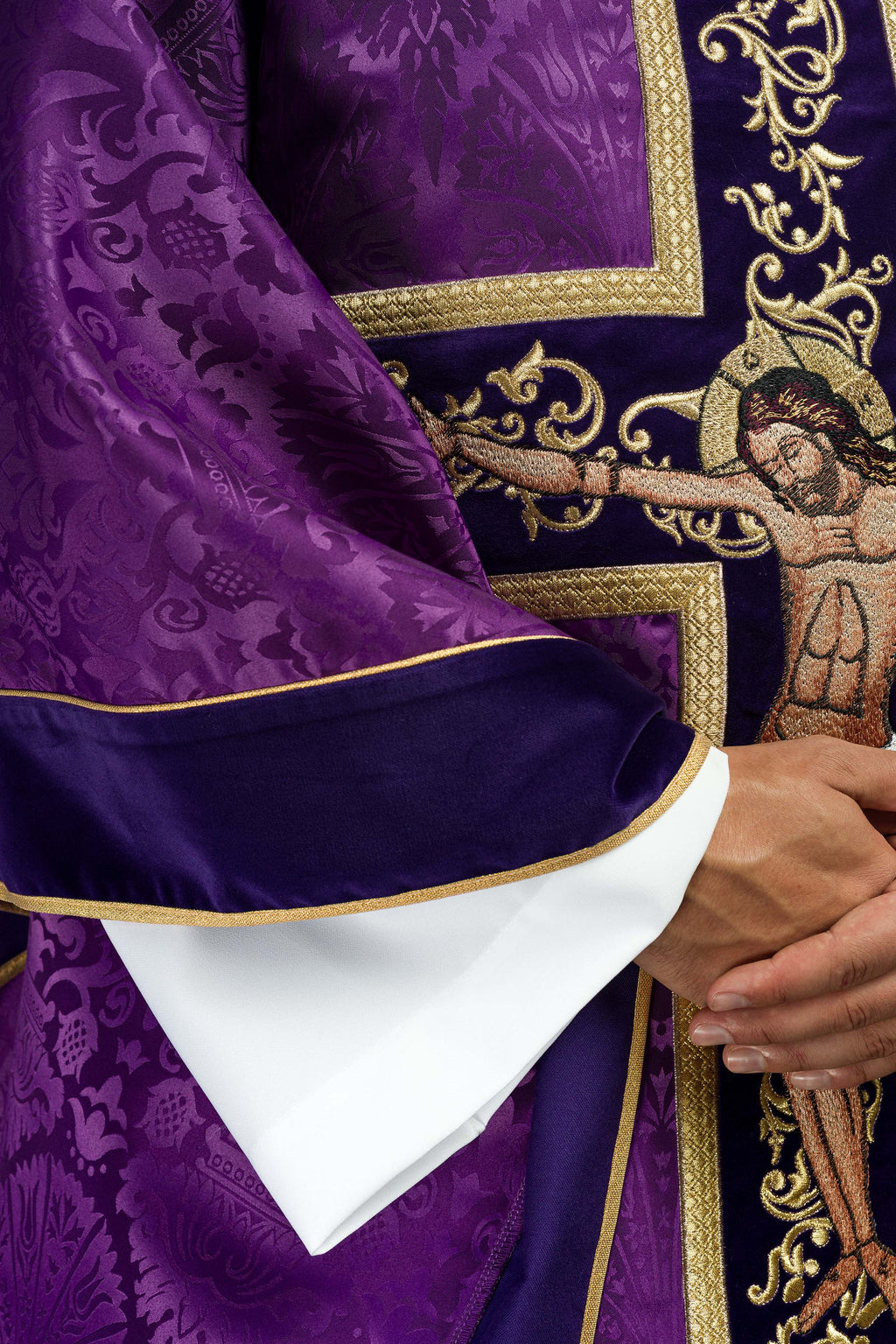 Lila Messgewand, bestickt mit dem Muster von Jesus Christus