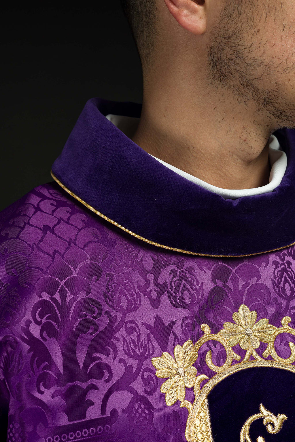 Lila Messgewand, bestickt mit dem Muster von Jesus Christus