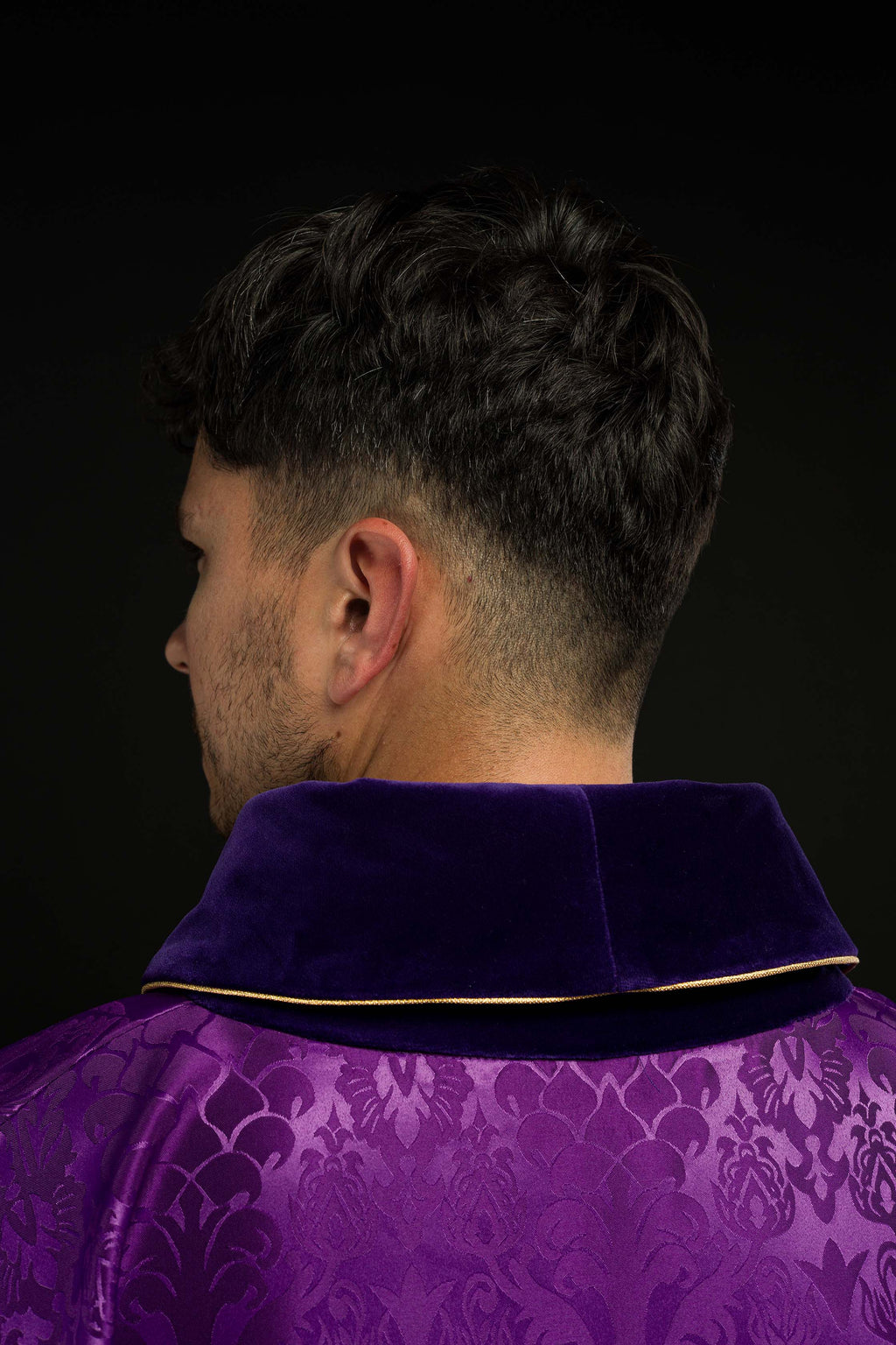 Lila Messgewand, bestickt mit dem Muster von Jesus Christus