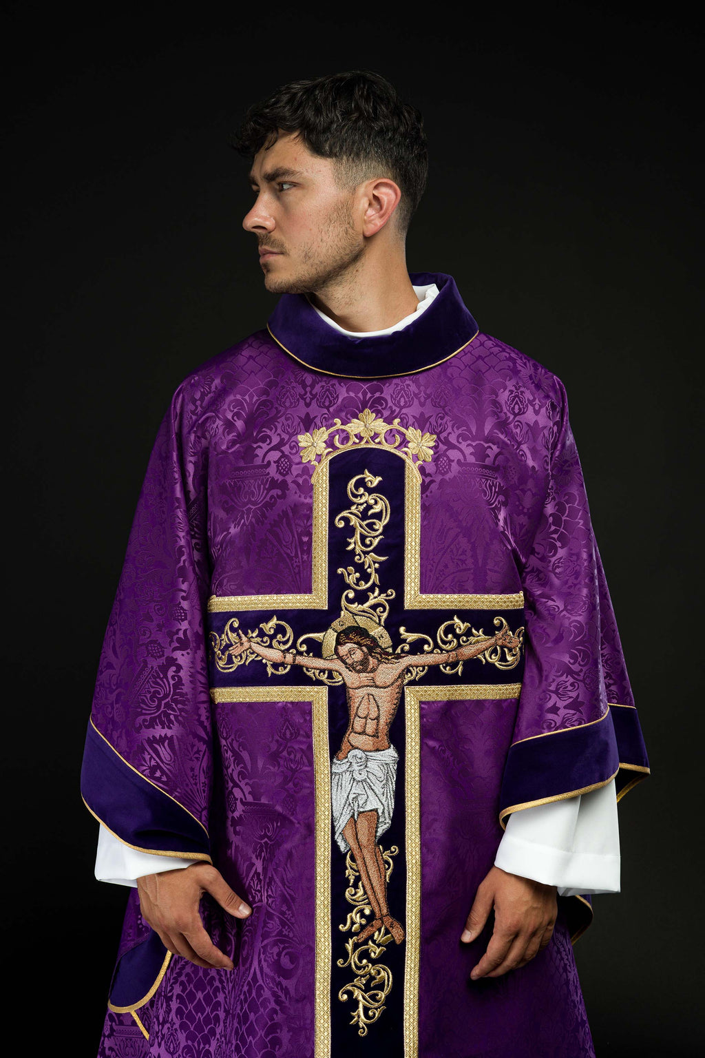 Lila Messgewand, bestickt mit dem Muster von Jesus Christus