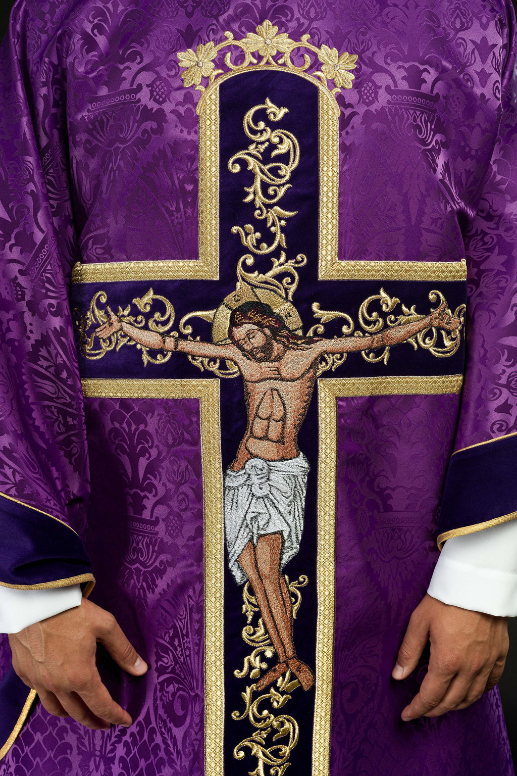 Lila Messgewand, bestickt mit dem Muster von Jesus Christus