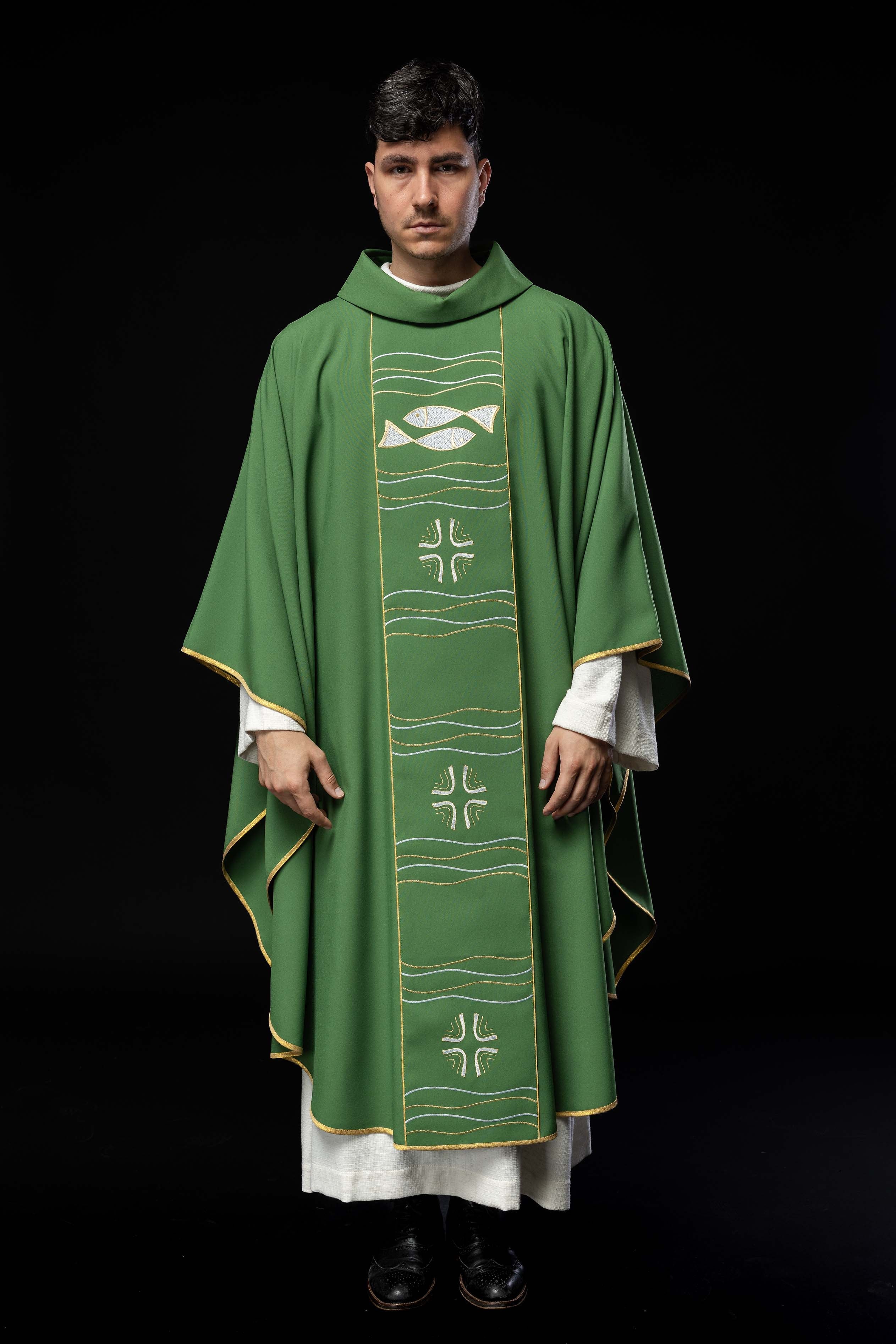 Grünes Messgewand mit Kreuz- und Fischstickerei