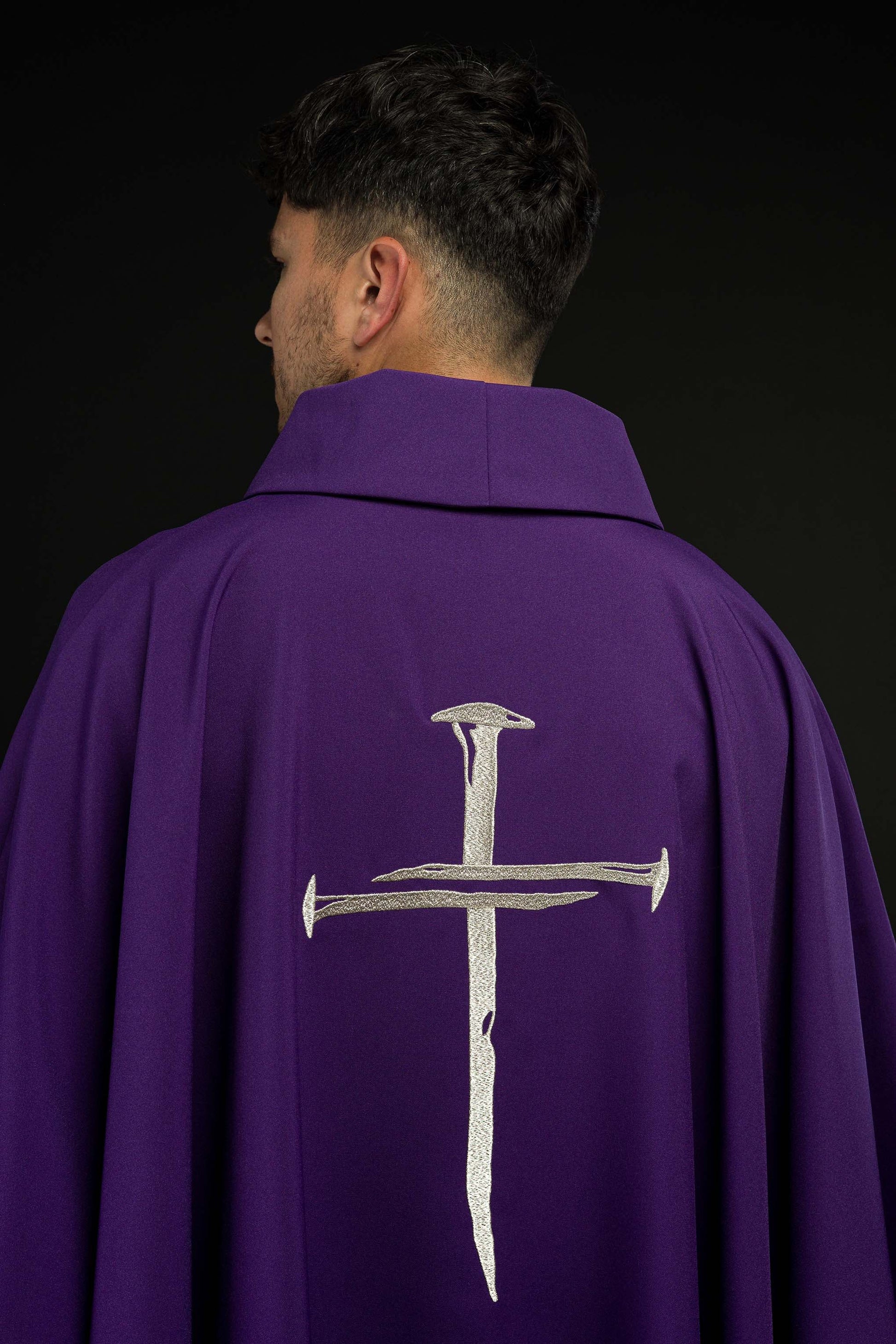 Lila Messgewand mit silbernem gesticktem Kreuz für die Fastenzeit