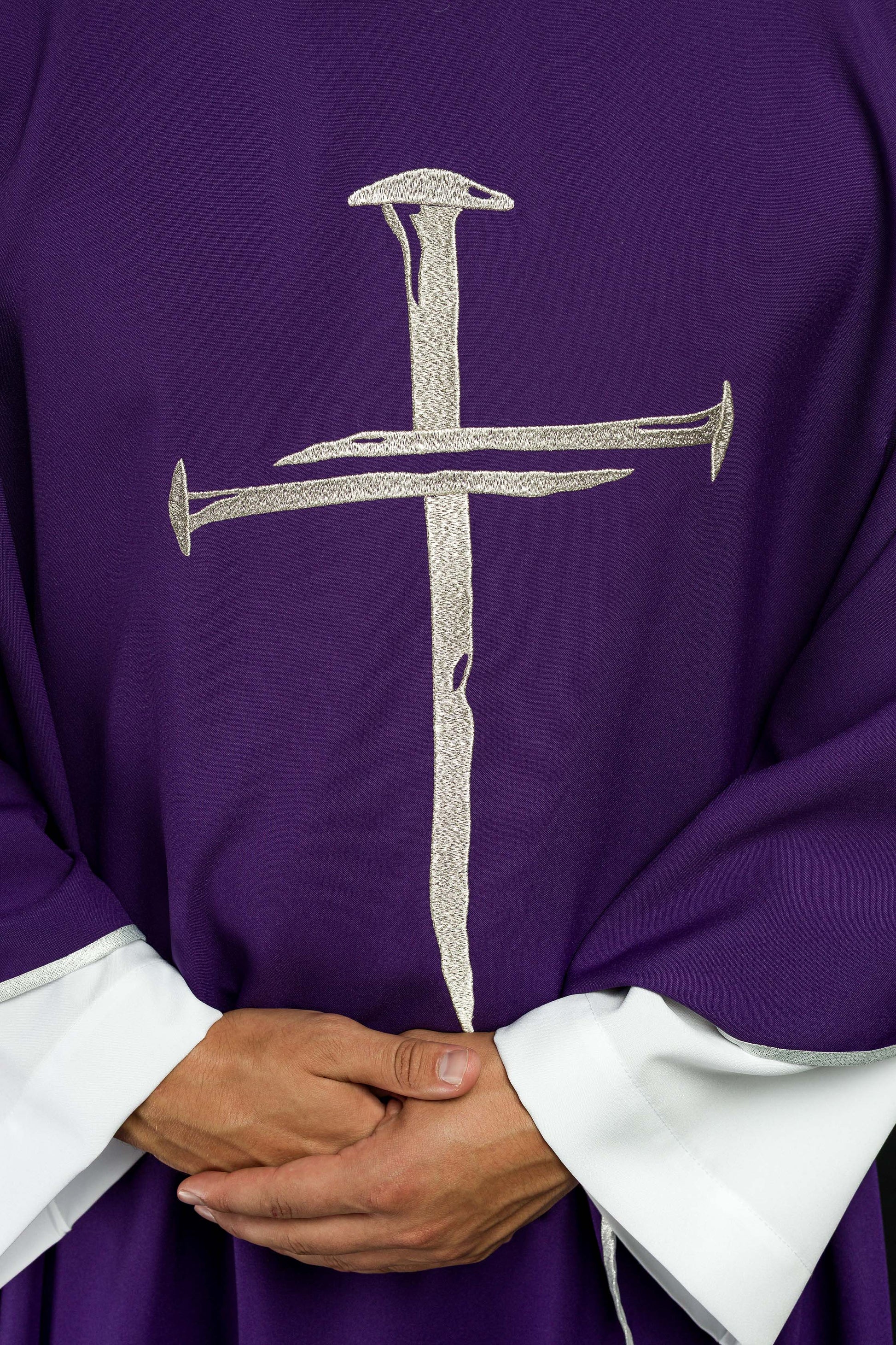 Lila Messgewand mit silbernem gesticktem Kreuz für die Fastenzeit