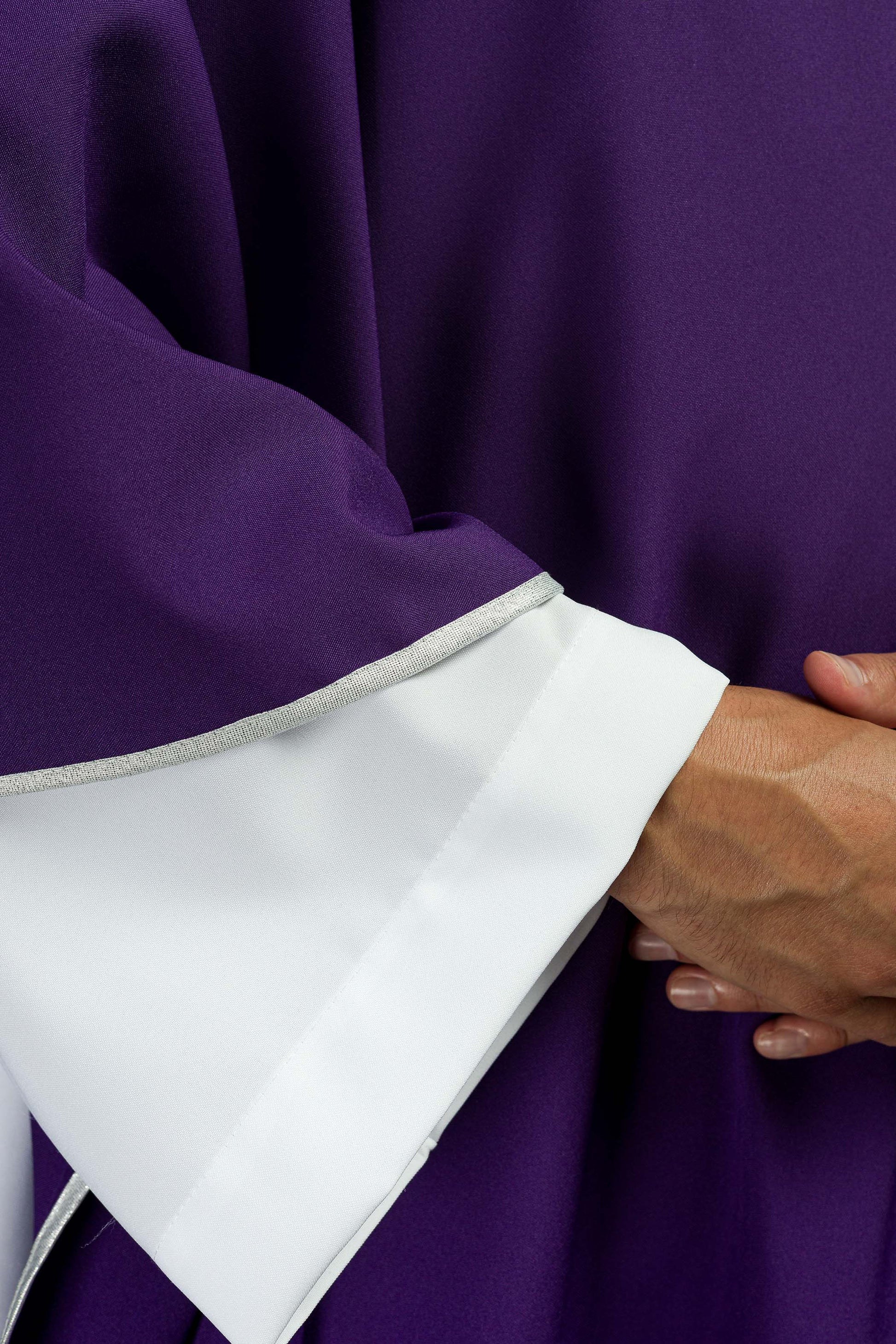Lila Messgewand mit silbernem gesticktem Kreuz für die Fastenzeit