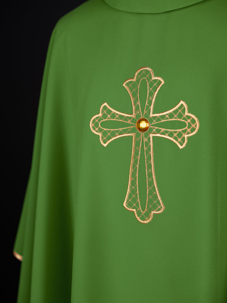 Gesticktes Messgewand mit dem Symbol des Kreuzes Grün