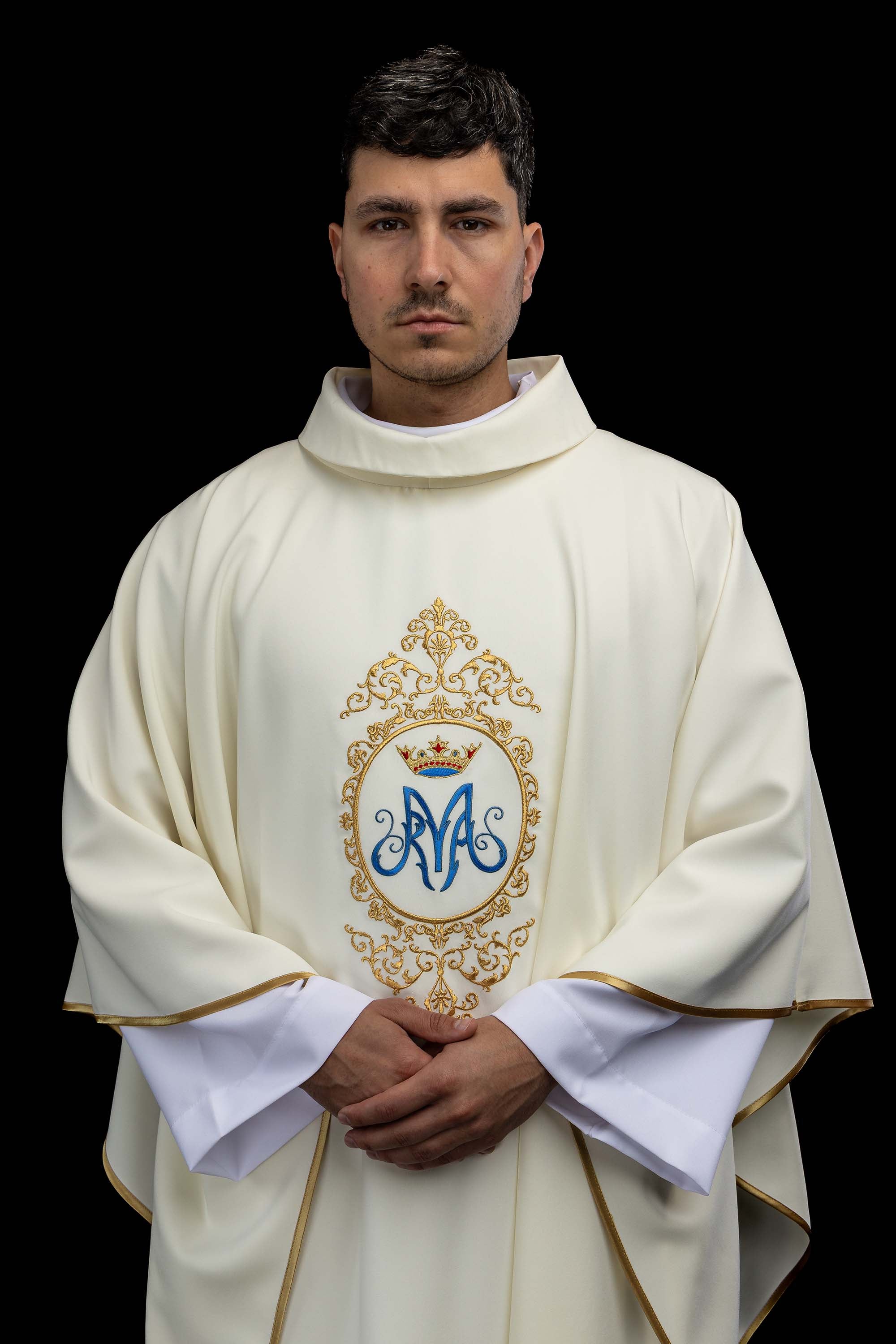 Messgewand mit Marienmotiv, umgeben von Goldstickerei