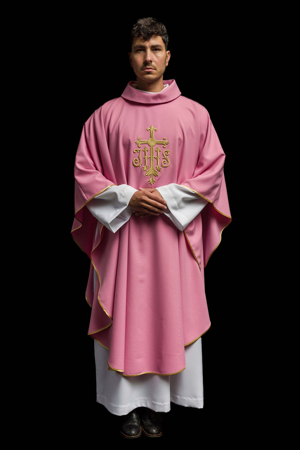 Ornat różowy z wypukłym haftem JHS - ORNATY.PL