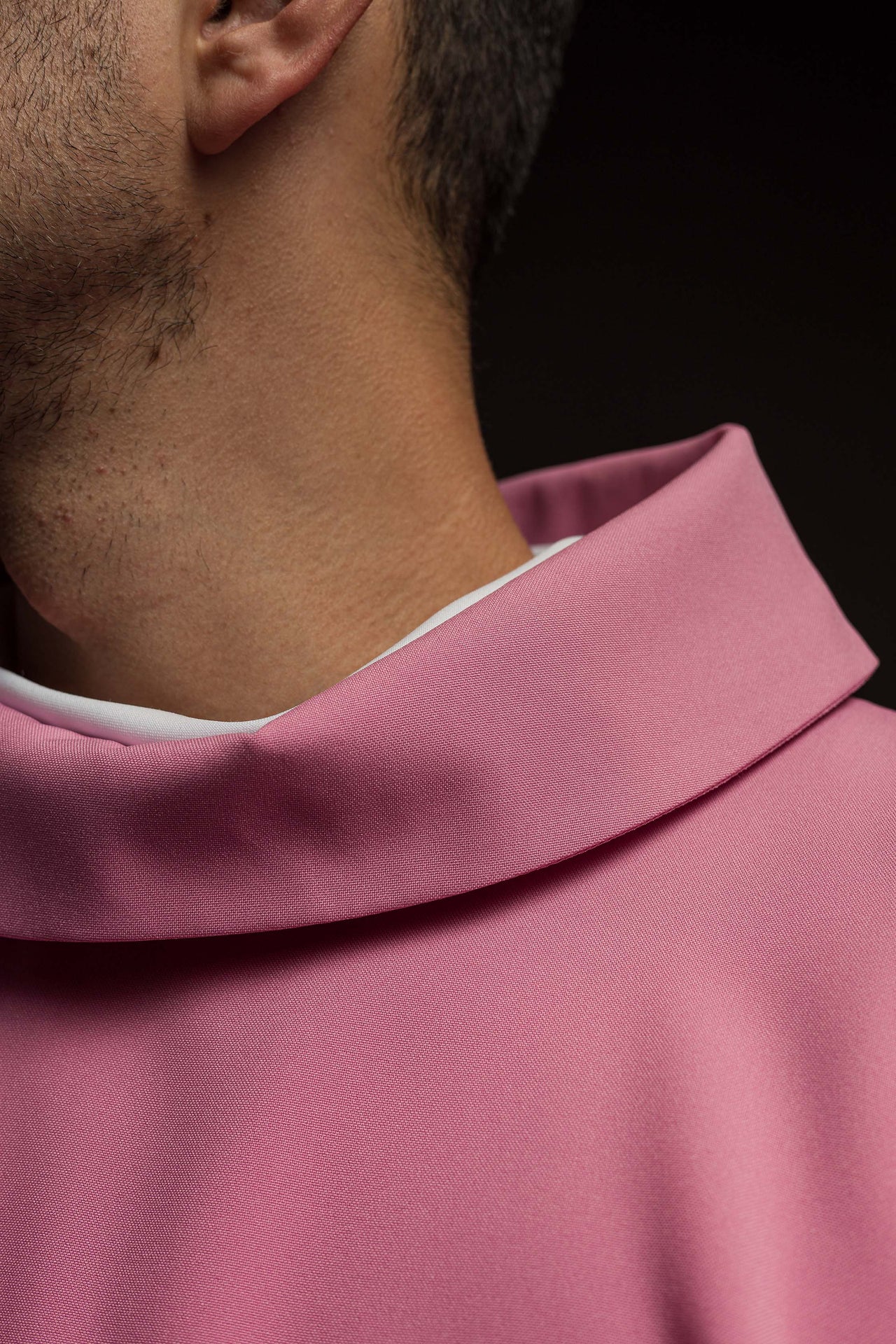 Ornat różowy z wypukłym haftem JHS - ORNATY.PL