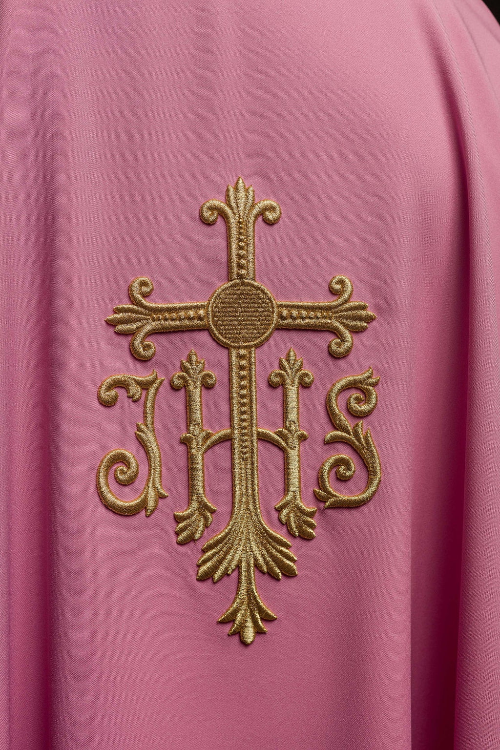 Ornat różowy z wypukłym haftem JHS - ORNATY.PL