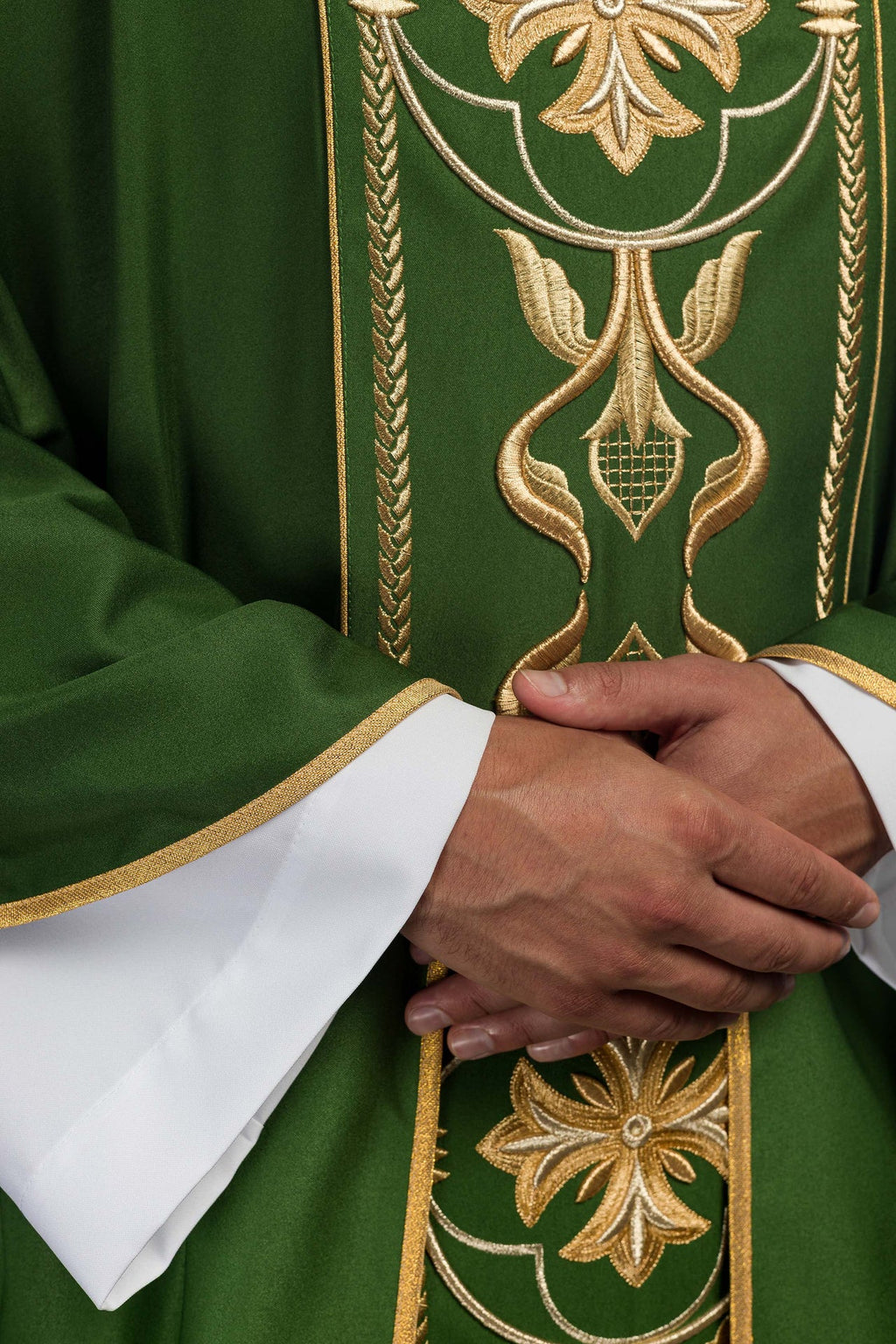 Ornat haftowany Zielony z Ozdobnym Pasem - ORNATY.PL