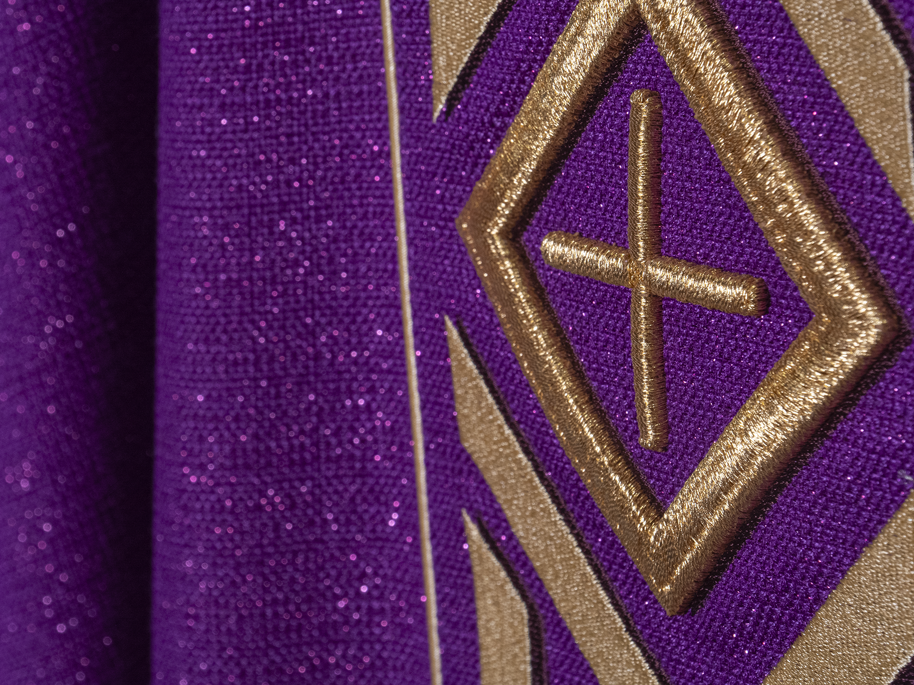 Gesticktes violettes liturgisches Messgewand mit Kreuz und Dekoration