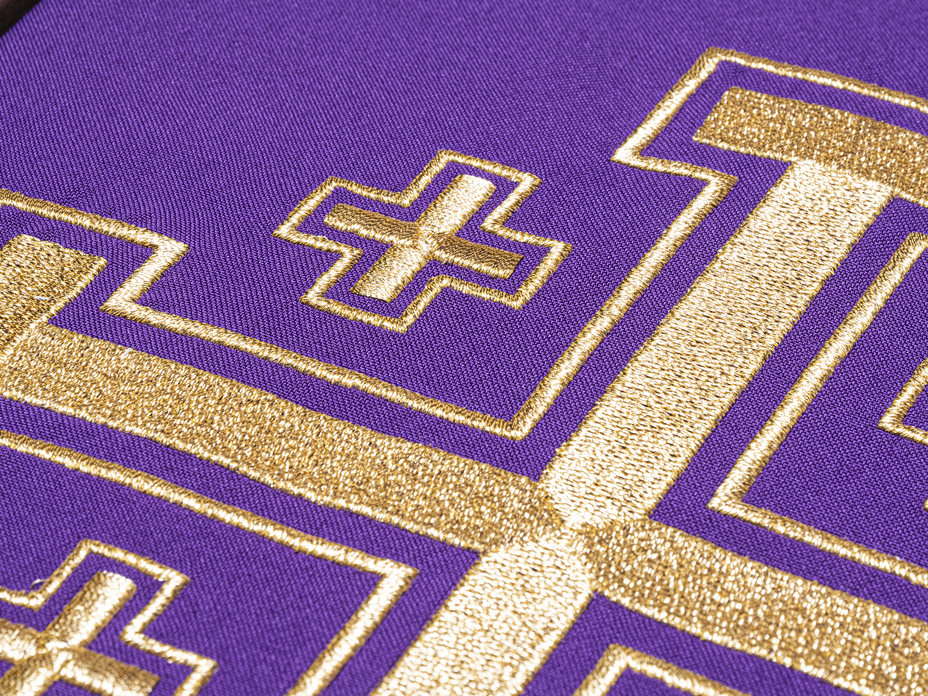 Violetter Kasel mit besticktem Jerusalemer Kreuz