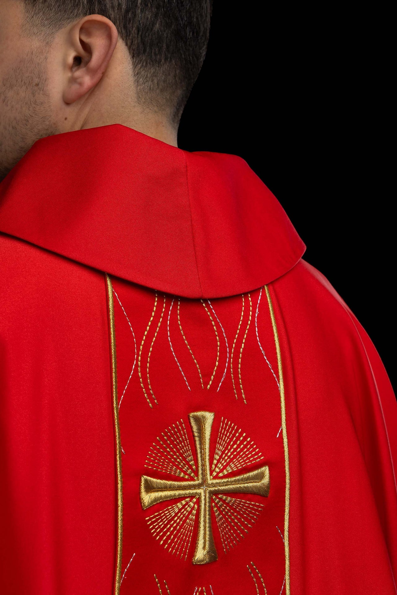 Rote bestickte Kasel mit Kreuz
