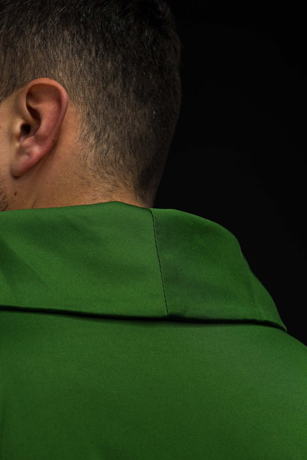 Messgewand mit gesticktem Kreuz grüner leichter Strickstoff SACROLITE