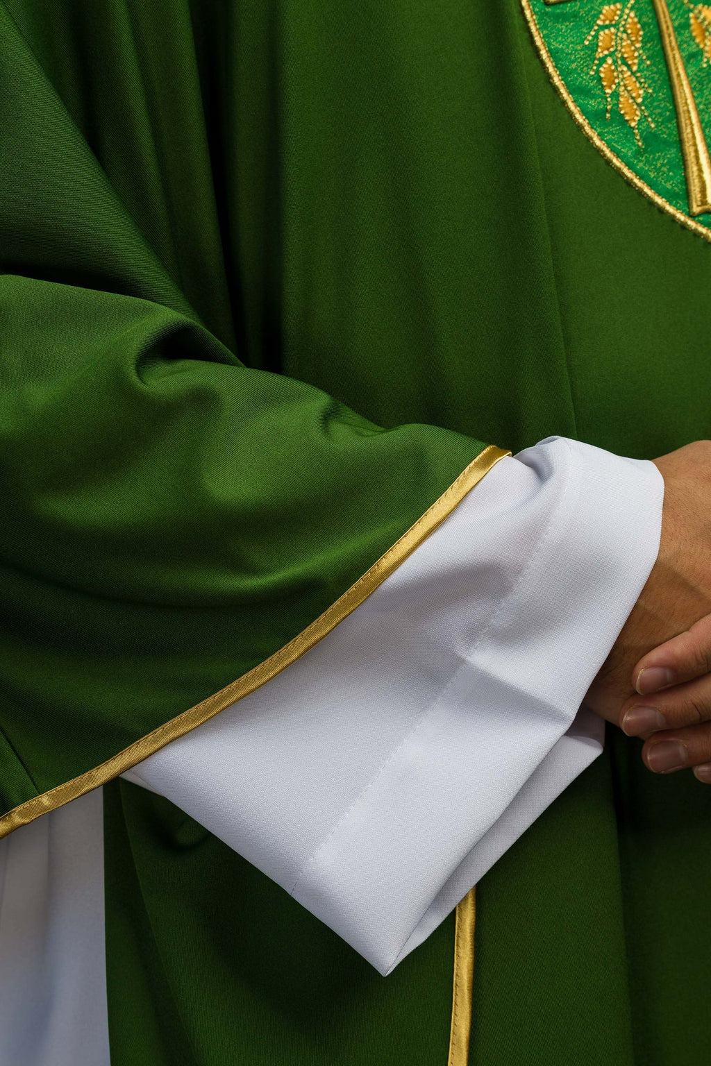Messgewand mit gesticktem Kreuz grüner leichter Strickstoff SACROLITE