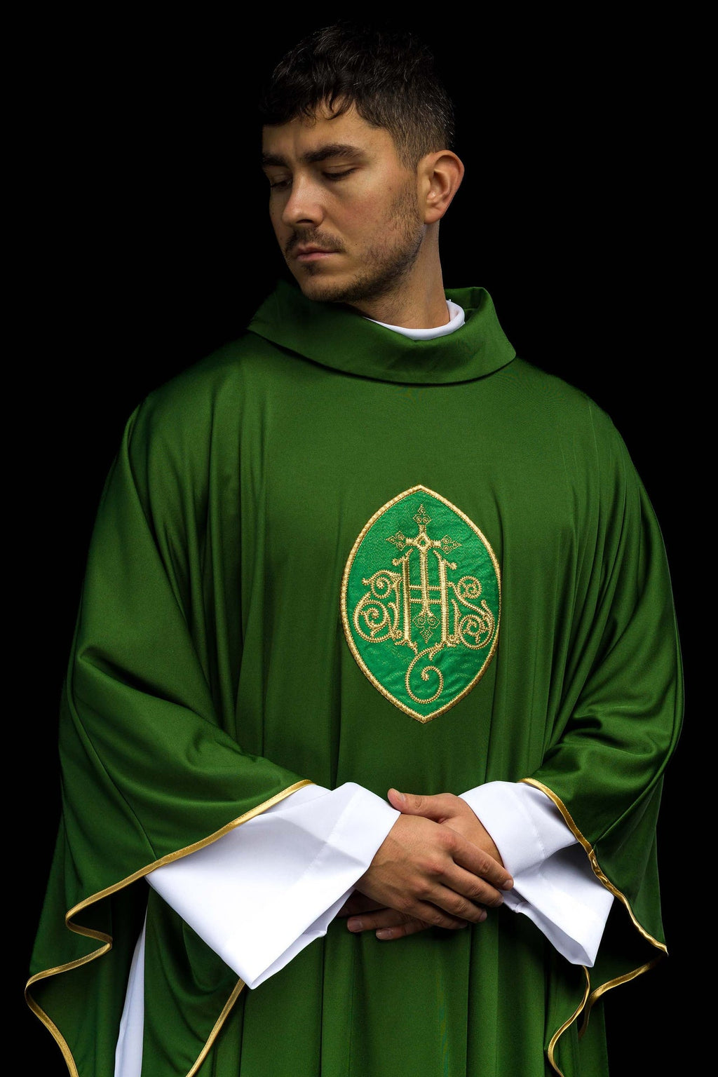 Messgewand bestickt mit leichtem IHS-SACROLITE-Gestrick