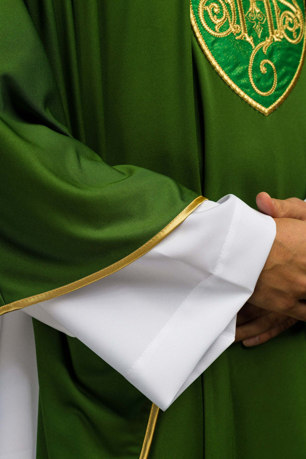 Messgewand bestickt mit leichtem IHS-SACROLITE-Gestrick