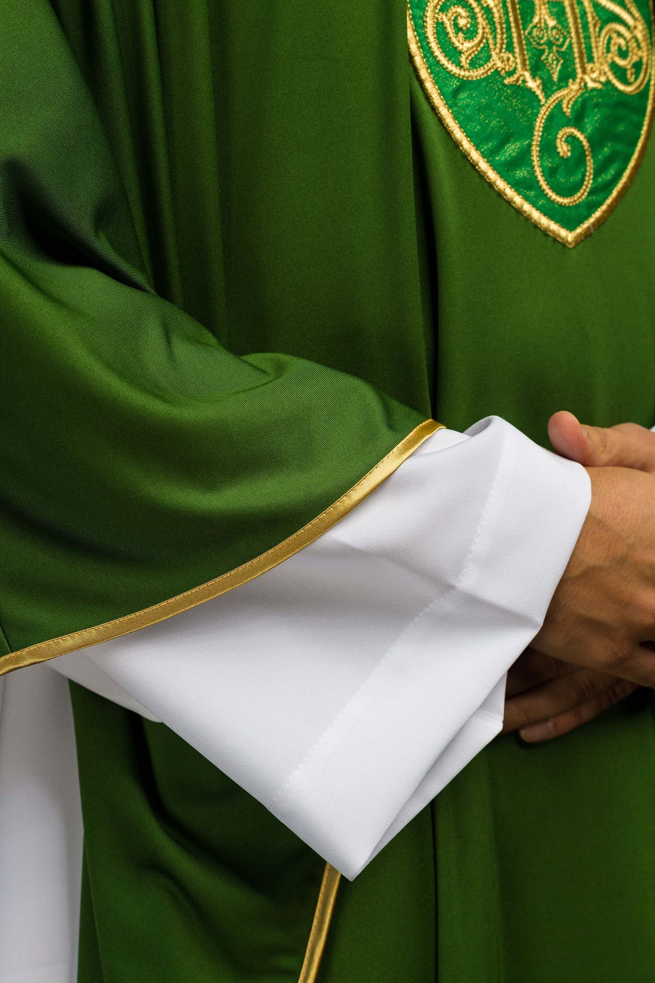 Messgewand bestickt mit leichtem IHS-SACROLITE-Gestrick