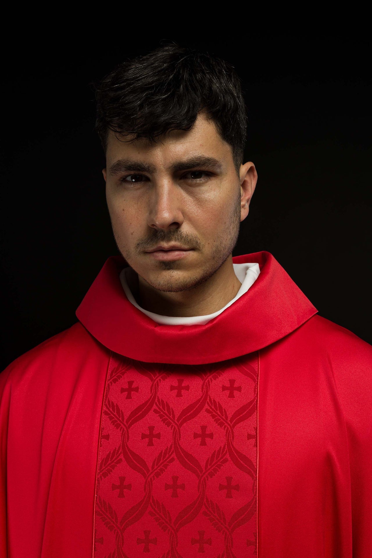 Ornat czerwony z żakardowym pasem w krzyże - ORNATY.PL