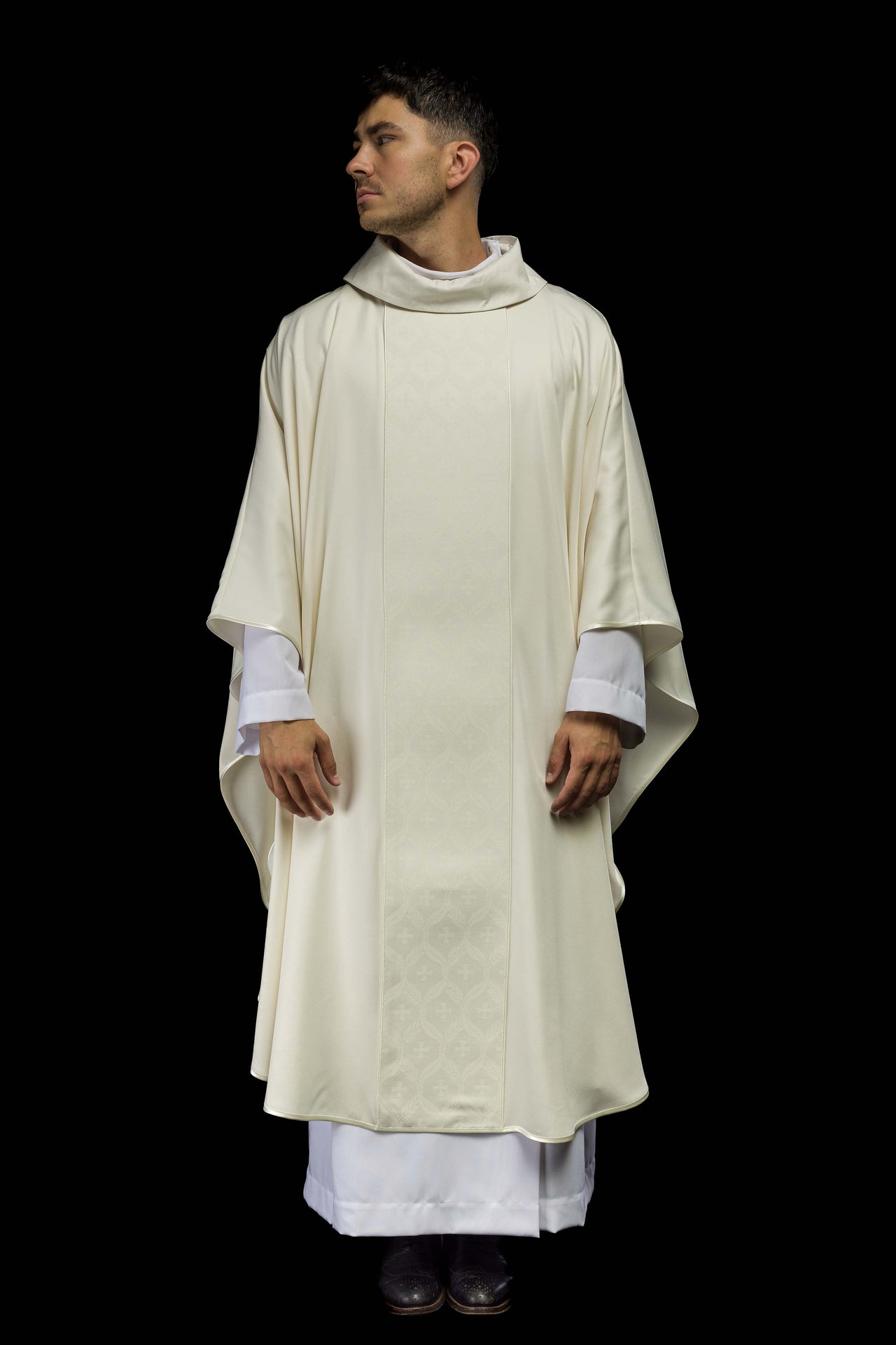 Ornat ecru z żakardowym pasem w krzyże - ORNATY.PL