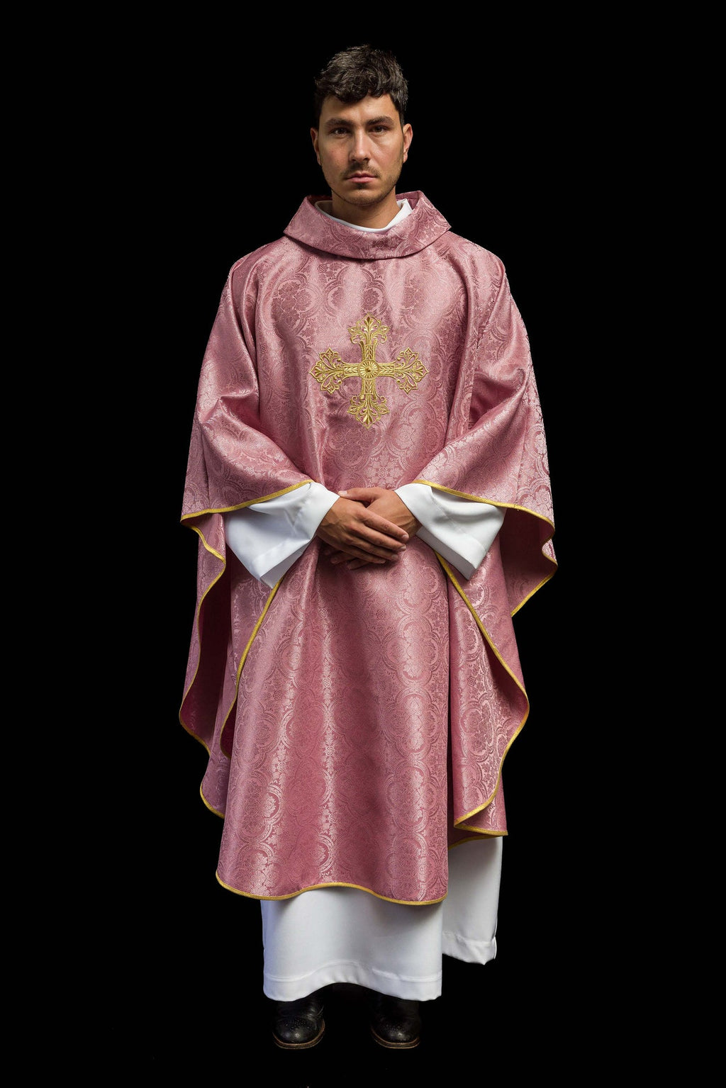 Rosa Messgewand mit einem Kreuz aus gemustertem Stoff