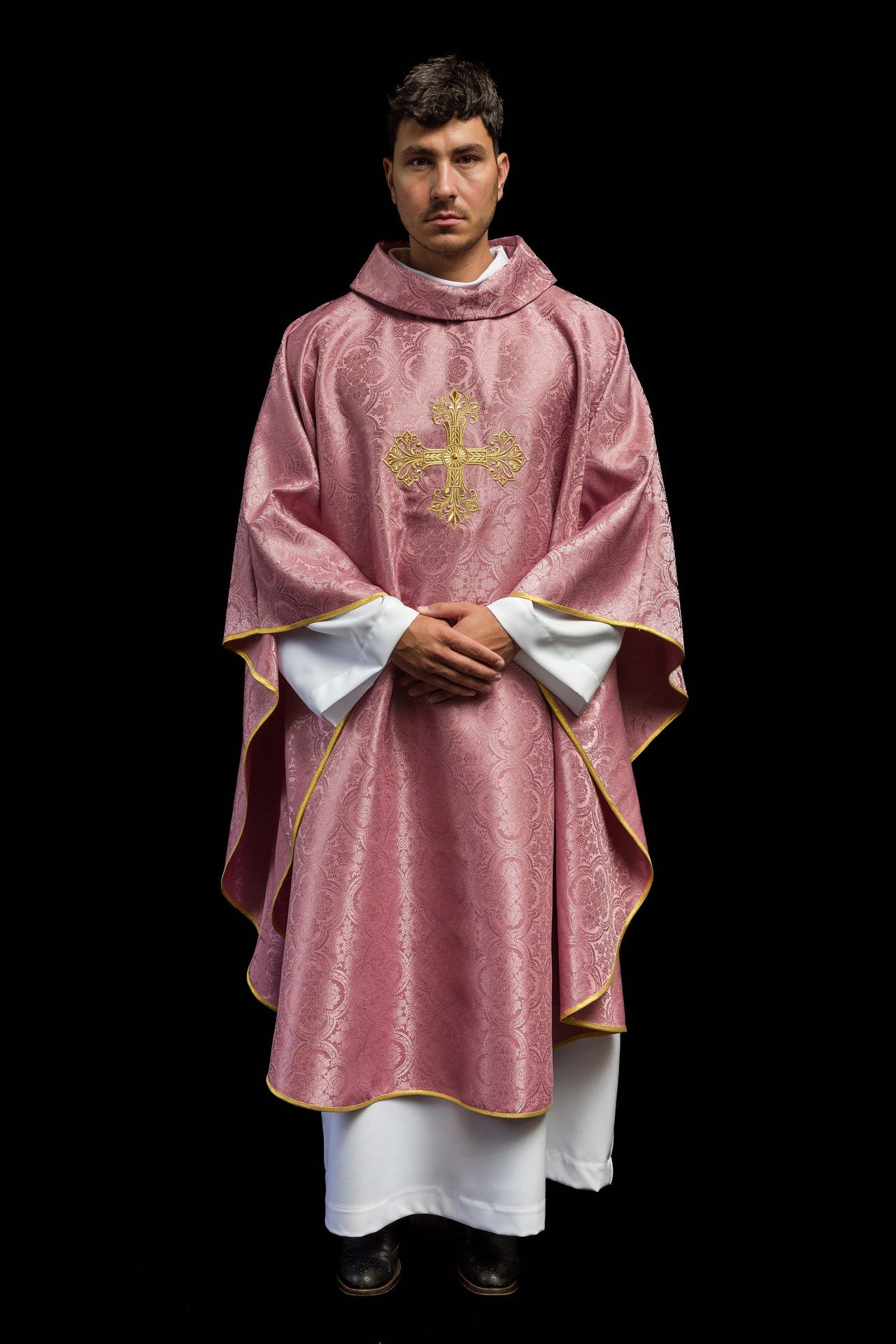 Rosa Messgewand mit einem Kreuz aus gemustertem Stoff