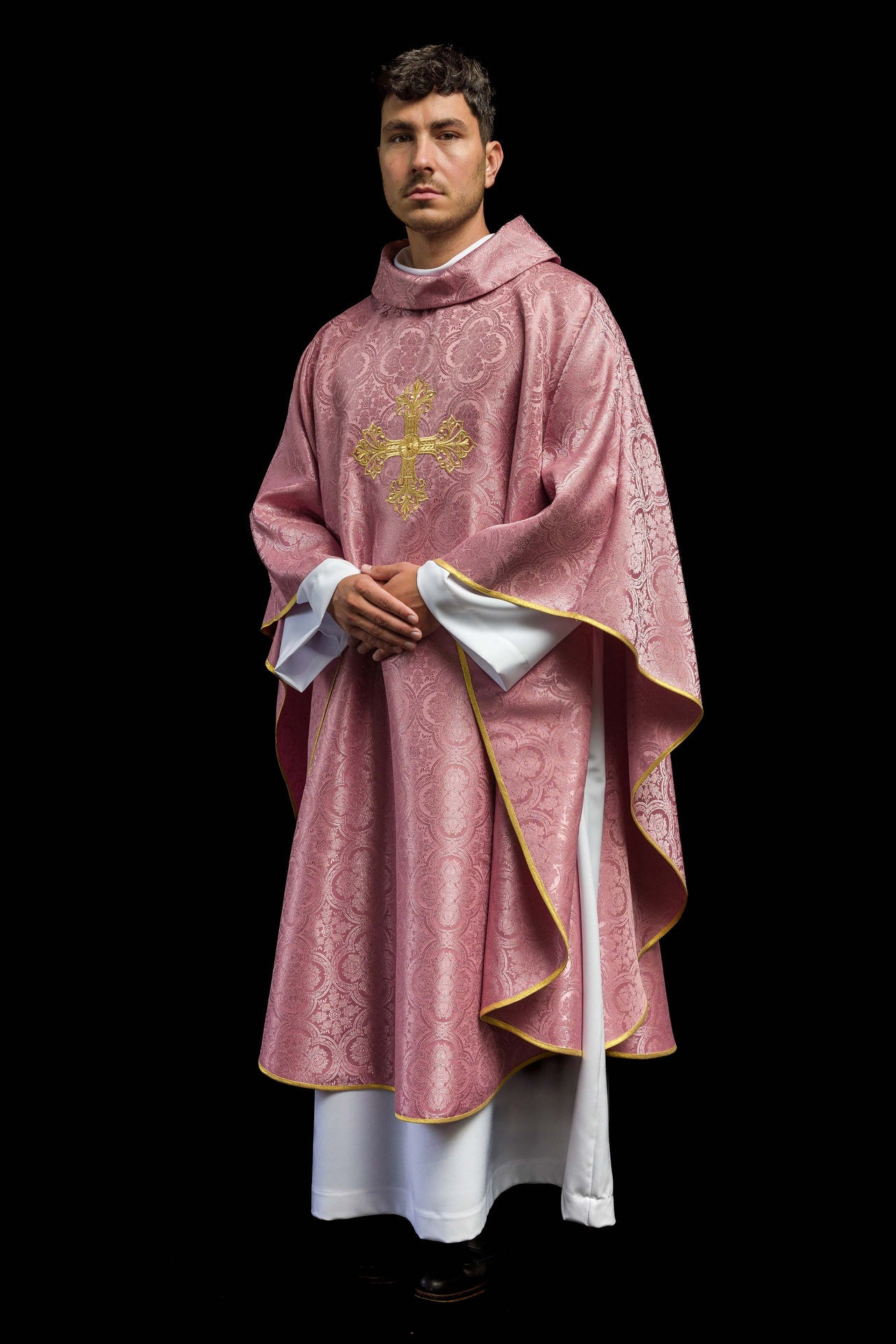 Różowy ornat z krzyżem uszyty z wzorzystej tkaniny - ORNATY.PL